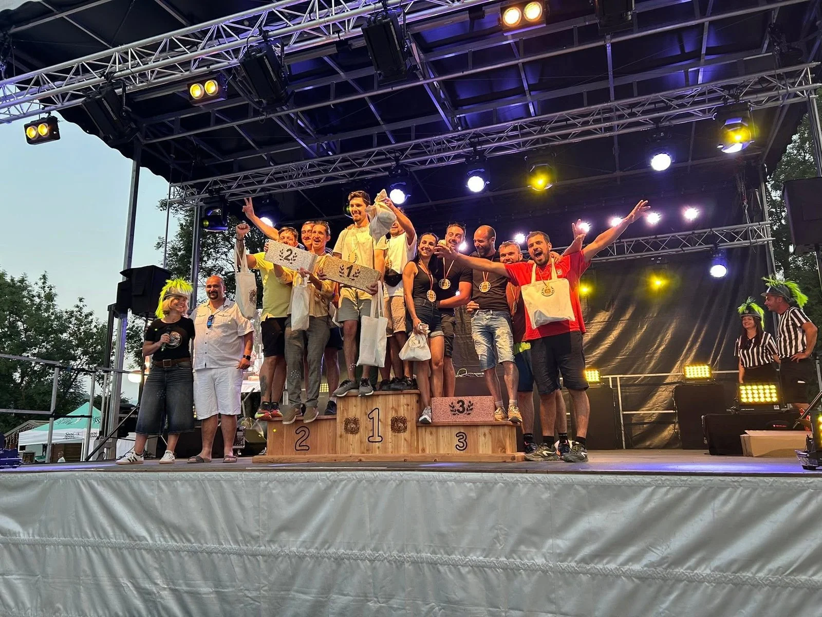Le podium final de Bat’Invictus 2025 sur la scène du parc Bernard Givaudan