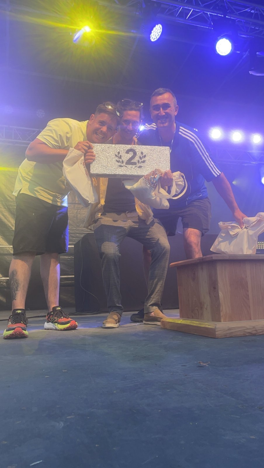 Remise des médailles sur le podium lors de la soirée de clôture