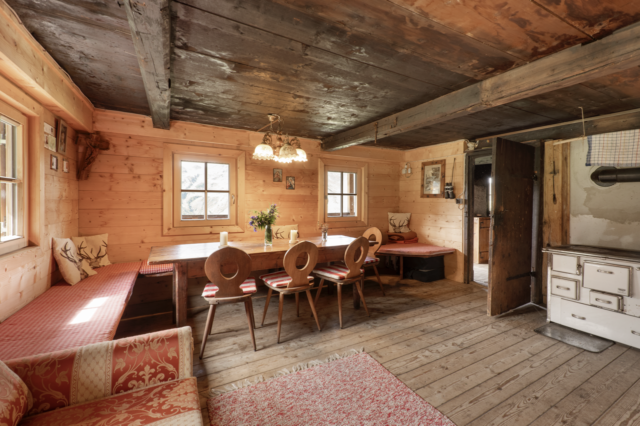 Alm__copyright_alexgretter_0104-1 Large.png