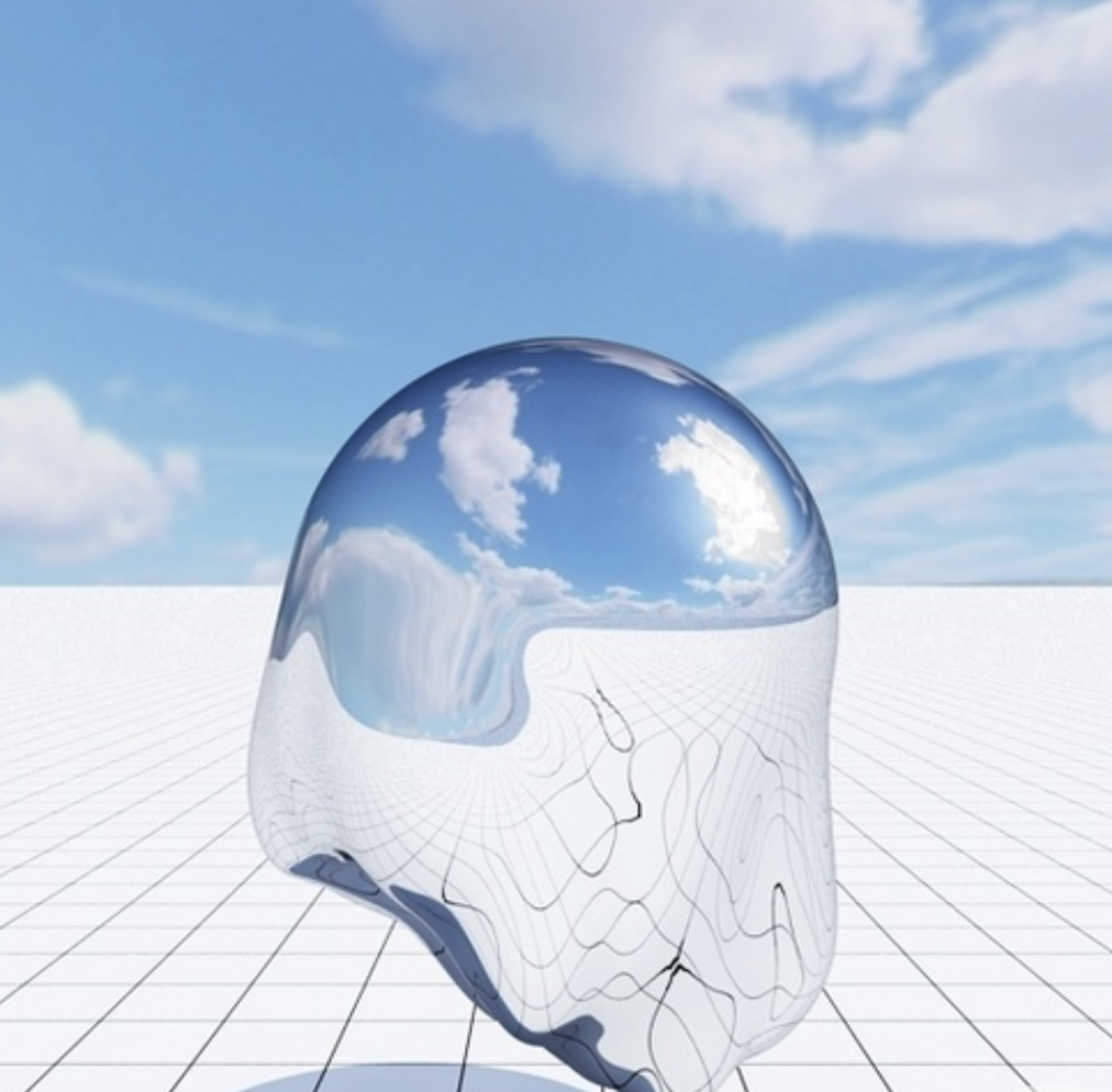 Eine digitale Kunstinstallation zeigt eine transparente, reflektierende Skulptur, die eine spiegelnde Oberfläche hat, die den Himmel und Wolken widerspiegelt, auf einem weißen, rasterförmigen Boden im Freien.