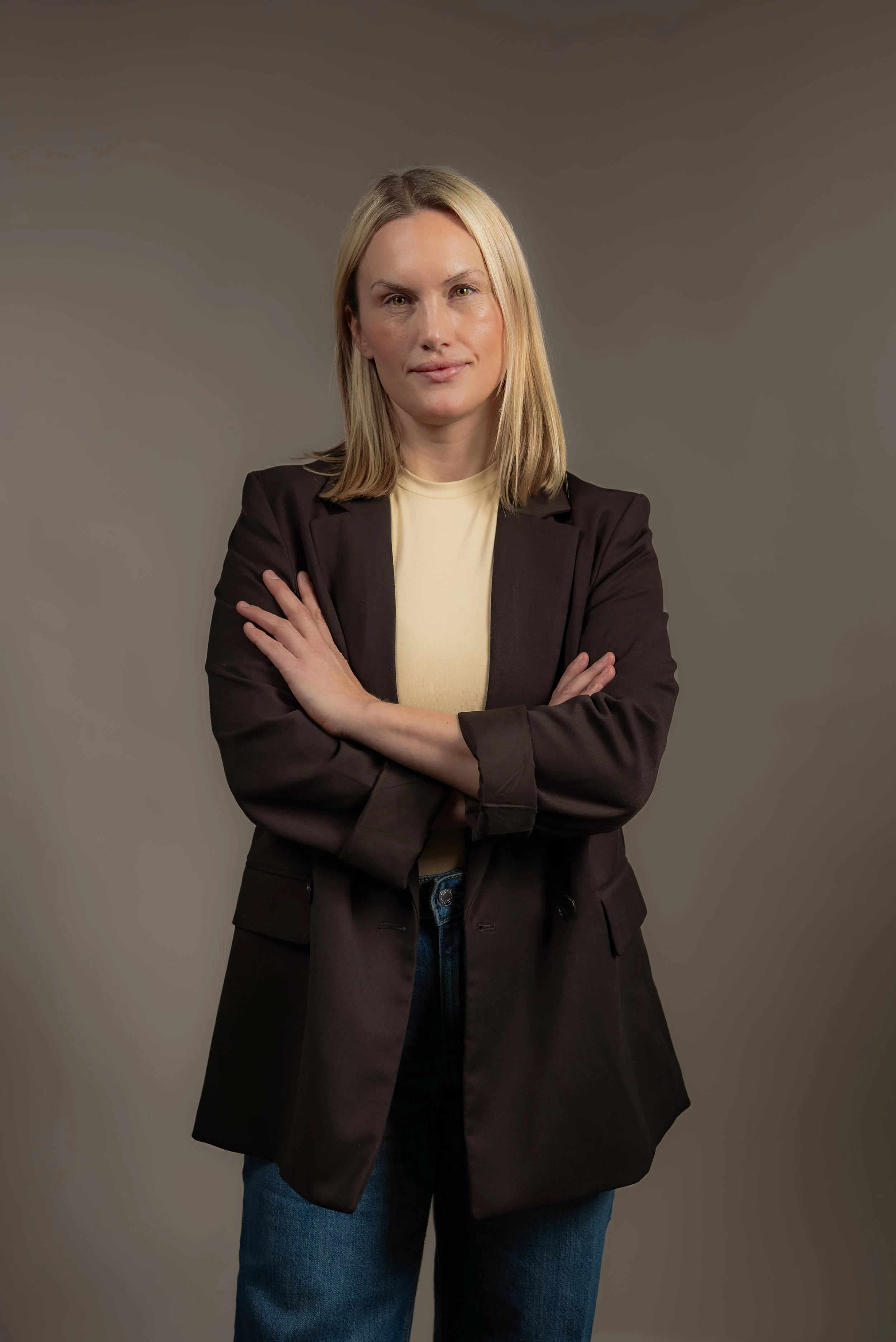 Amalie stående med krysset armer, med ett rettferdig og velkomment blikk