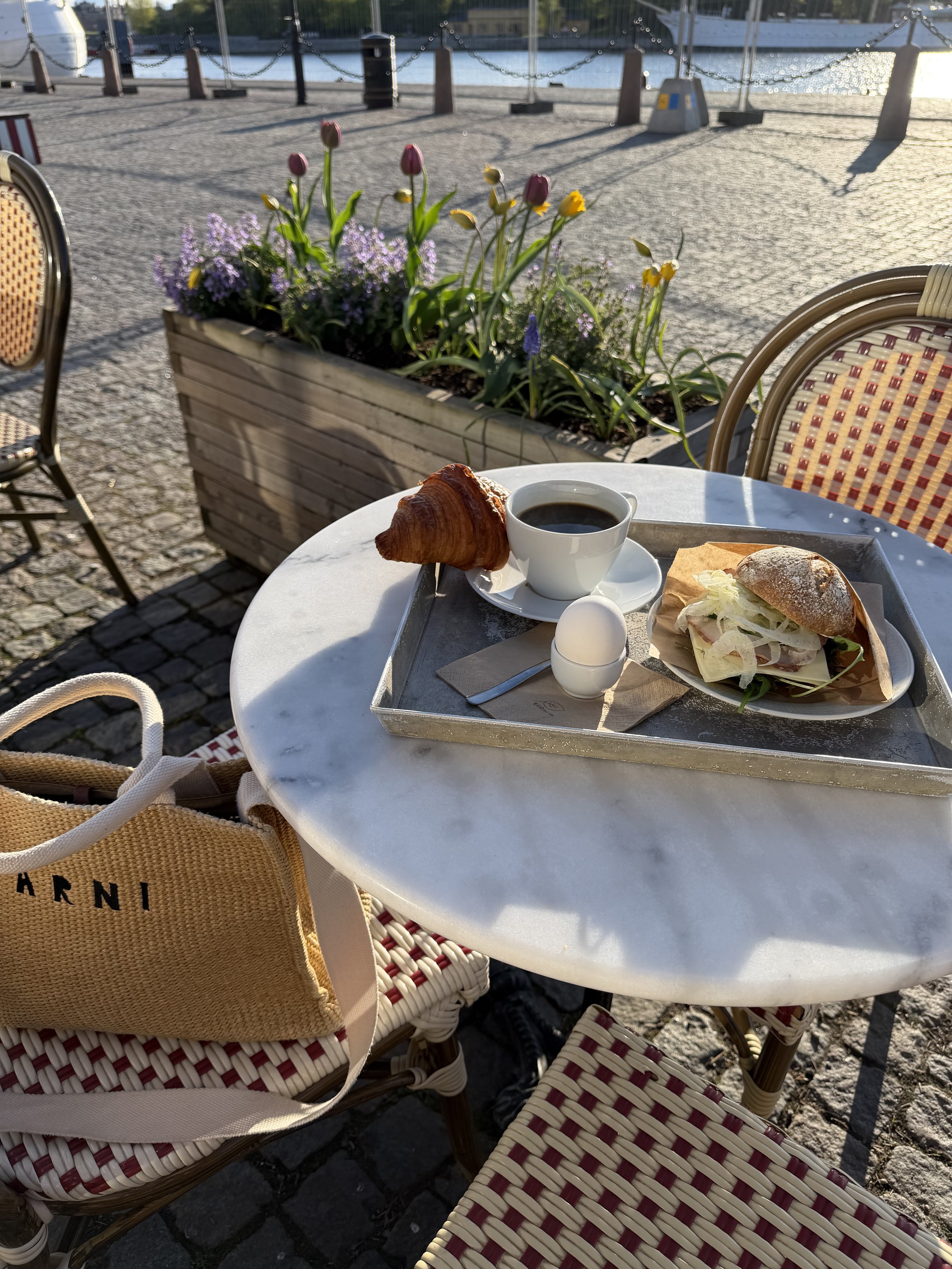 galleri cafe frukost ute väska.jpeg
