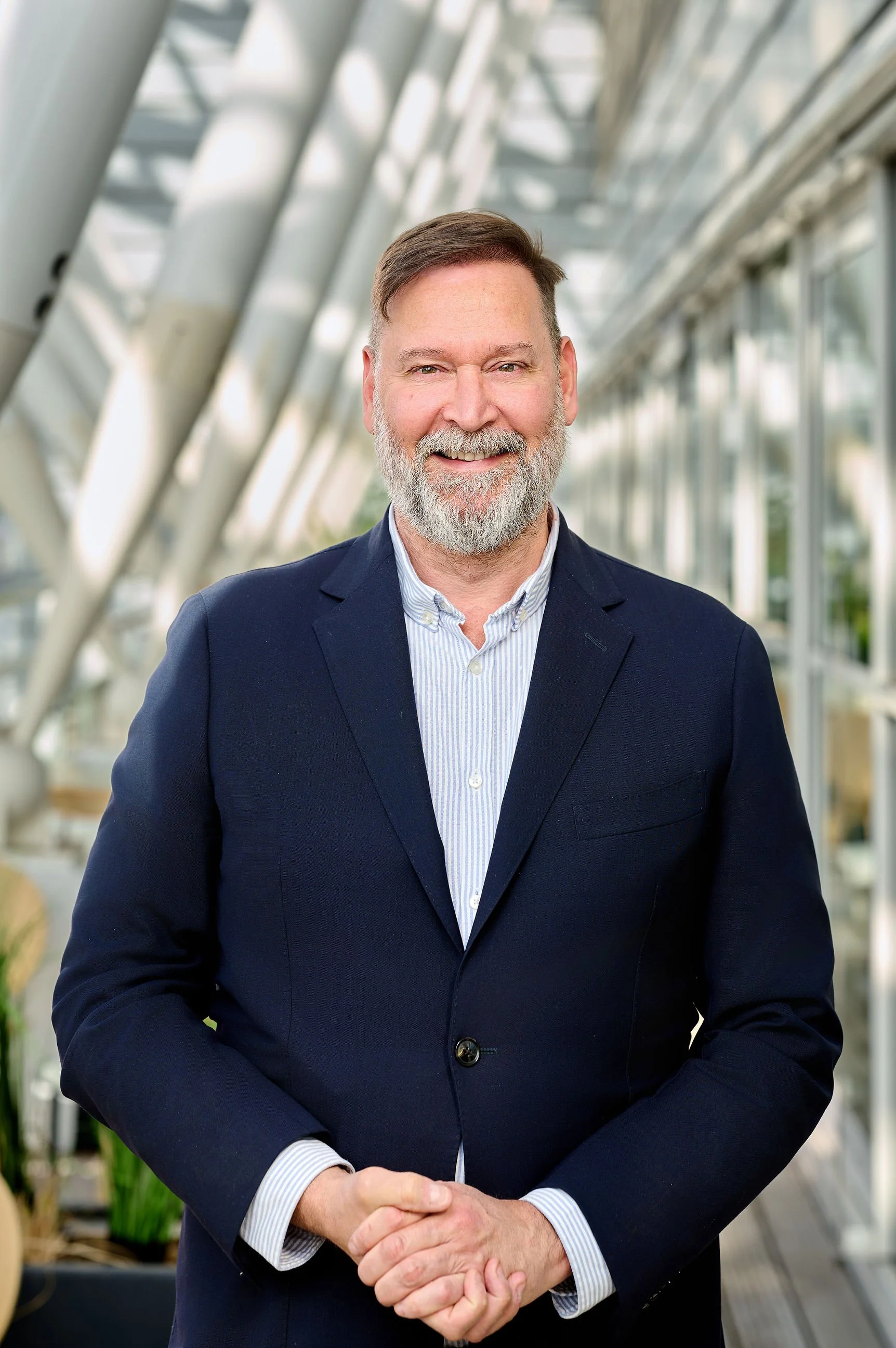 Retrato profesional de un autor en un entorno moderno de oficina.