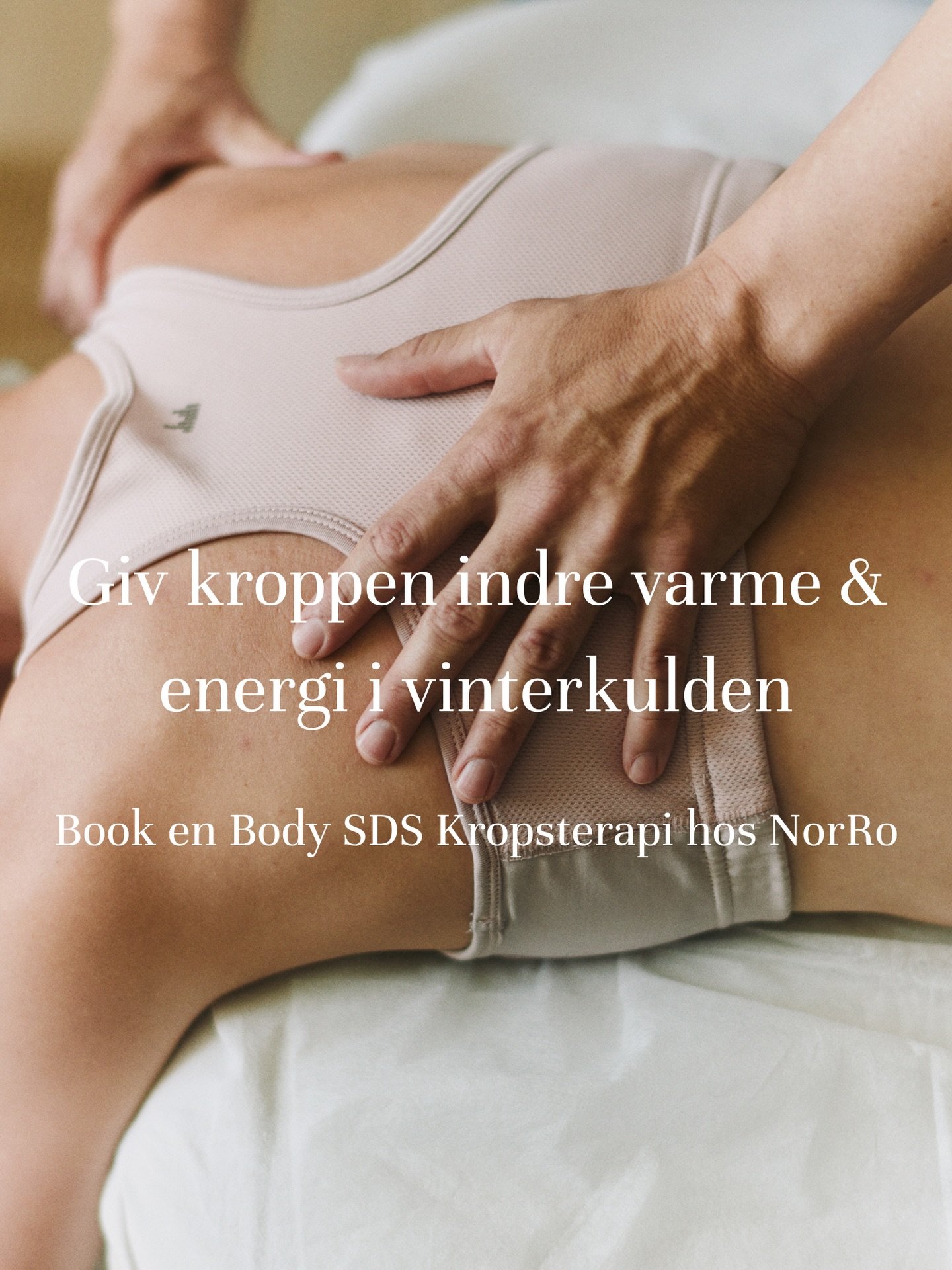 ❄️ Vinterkulden kan ofte m&aelig;rkes i kroppen!

N&aring;r temperaturen falder, sp&aelig;nder vi helt automatisk mere op. Skuldrene tr&aelig;kker sig op om &oslash;rerne, energien daler, og kroppen kan f&oslash;les tungere og mere tr&aelig;t. Det er
