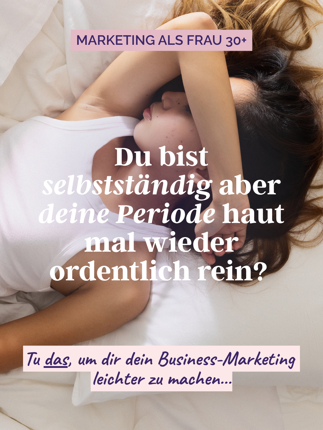 Bild von menstruierender, erschöpfter Frau. Bildtext: Marketing als Frau 30+. Du bist selbstständig aber deine Periode haut mal wieder ordentlich rein? Tu das, um dir dein Business-Marketing leichter zu machen