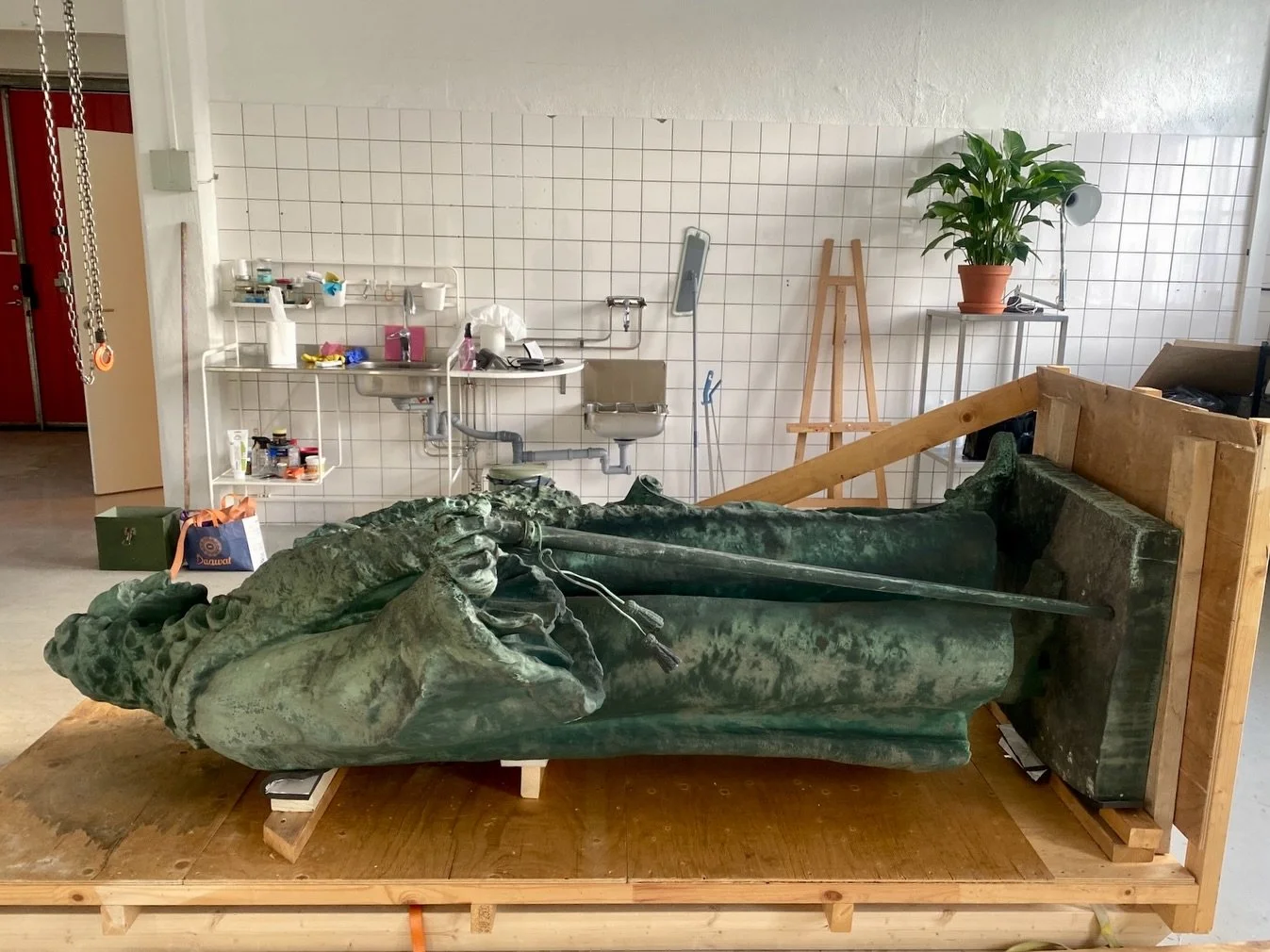 Sp&auml;nnande p&aring;g&aring;ende projekt i verkstan! 🗿✨ Bronsskulpturen Tessin, vanligtvis placerad p&aring; Stockholms slotts s&ouml;dra fasad, genomg&aring;r nu en reng&ouml;ring inf&ouml;r kommande &aring;terplacering n&auml;r fasaden restaure