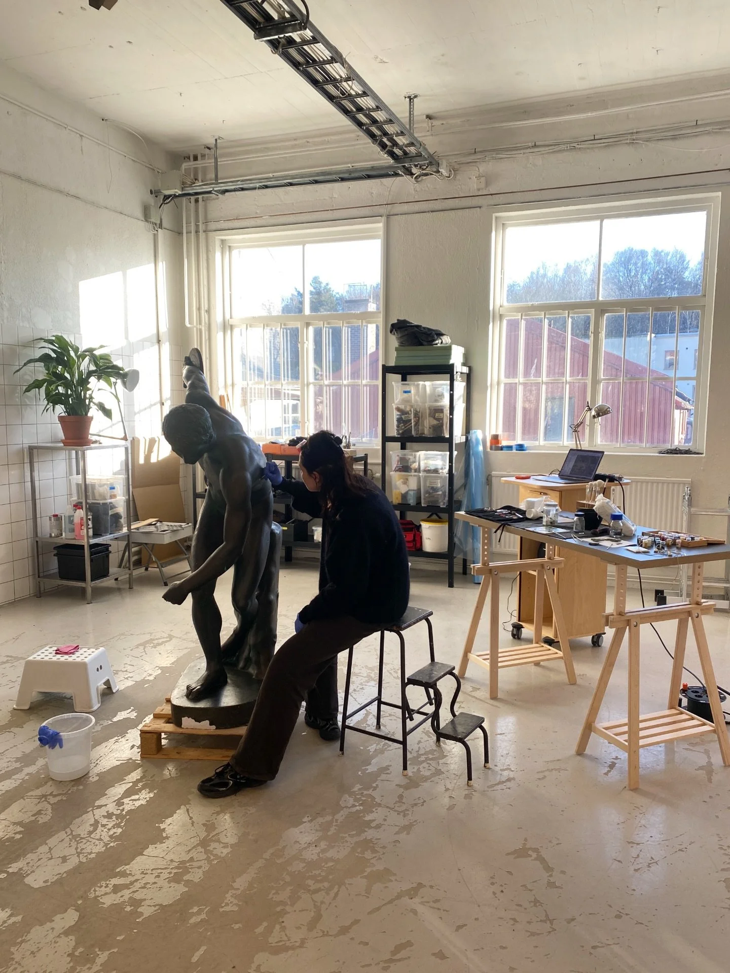 S&aring;h&auml;r kan en dag i konserveringsatelj&eacute;n se ut. 🖌️ H&auml;r i full g&aring;ng med Diskuskastaren fr&aring;n Bor&aring;s - en bem&aring;lad gipsskulptur fr&aring;n 1800-talet. Skulpturen &auml;r en kopia av originalet i brons som utf