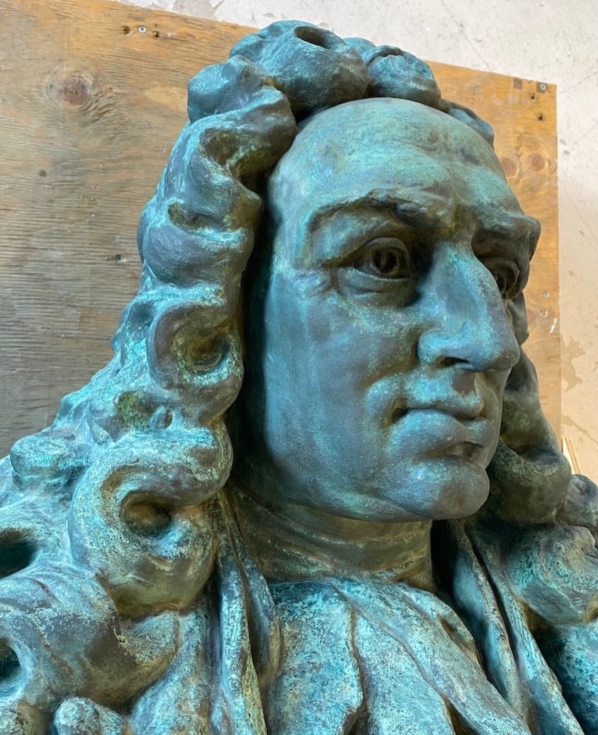 Minns ni den h&auml;r fina karln? Swipea f&ouml;r att se f&ouml;re-och efterbilder ➡️

Nicodemus Tessin (d.y.) - bronsskulptur p&aring; ca 680 kg av J.A Wetterlund gjuten 1913 p&aring; @herman.bergmans.konstgjuteri - &auml;r nu f&auml;rdig och tillba