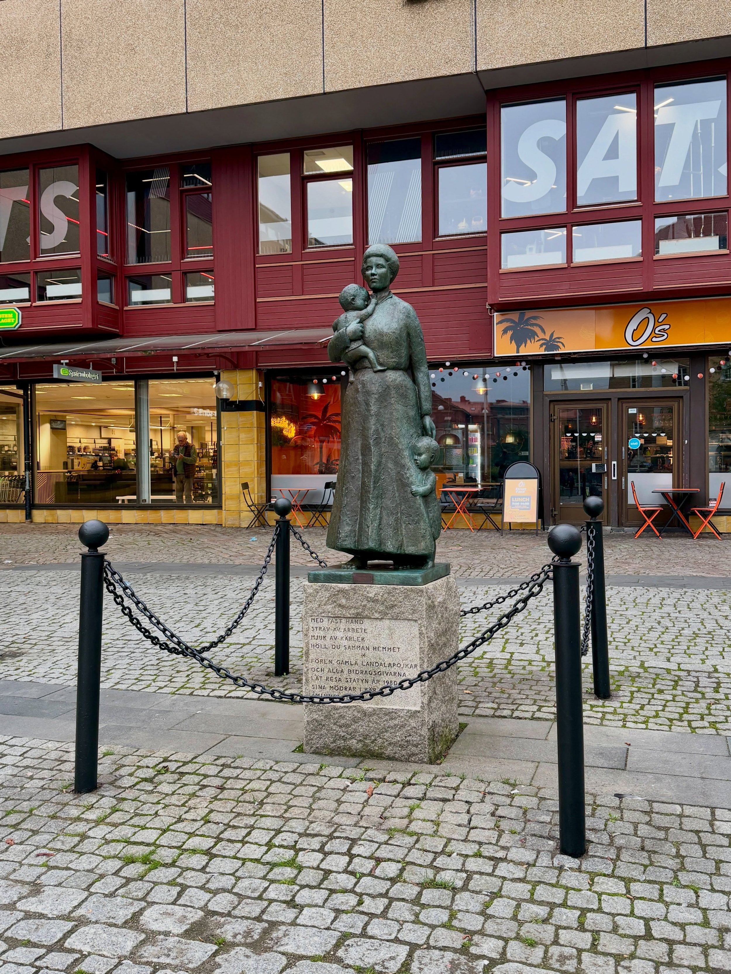 Nu st&aring;r fina Arbetarhustru av Elma Oijens f&auml;rdig p&aring; Landala torg! Skulpturen har rengjorts och vaxats och staketet har f&aring;tt en v&auml;lbeh&ouml;vlig omm&aring;lning. Tack Litobiome AB och G&ouml;teborgs stad f&ouml;r den h&auml
