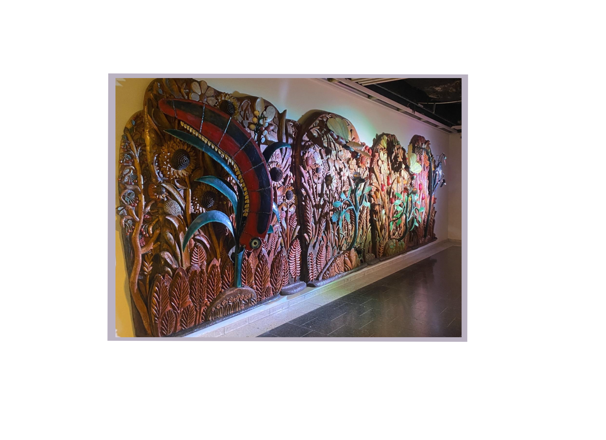 Blommor och bin Konservering Trärelief restaurering Sundbyberg Stockholm