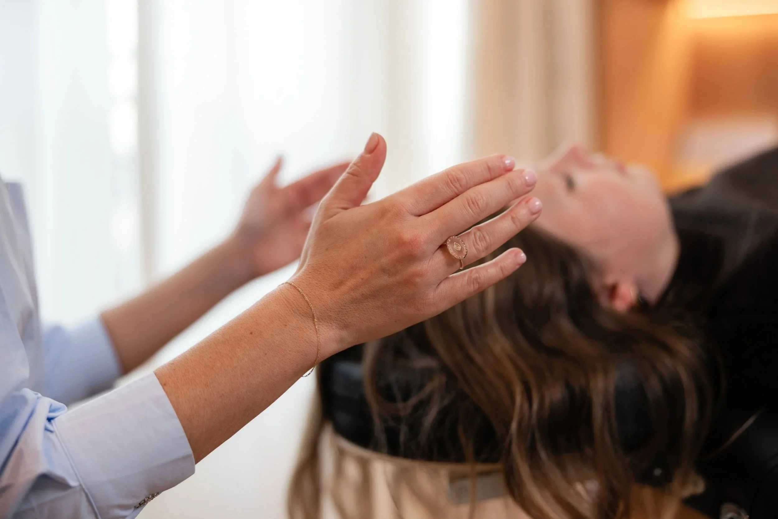 Découvrez les soins énergétiques à Paris : rééquilibrage global, libération émotionnelle, apaisement du stress et regain de vitalité. Séances d’1h avec Émilie Petit, praticienne en soins énergétiques.