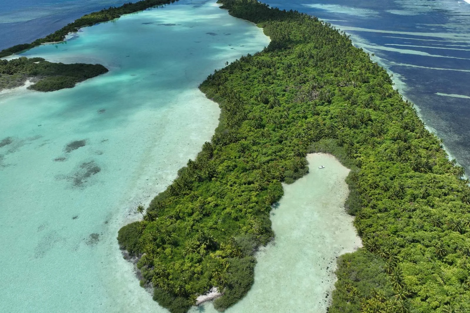 Gaafu Alifu and Gaafu Dhaalu: A Guide to the Islands of Huvadhu Atoll