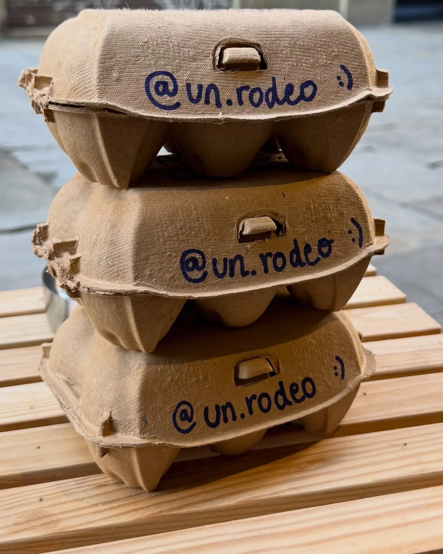 vaya semanitasss familia 🤠🤠🤠pegatinas nuevas, reuniones varias, clientes nuevos, 2 sold outs (y muy cerquita del tercero), a punto de anunciar un nuevo evento que os flipar&aacute;, hartas de mojarnos en la moto, pero muuuuuy felices!!! seguimos t