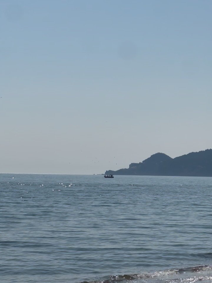 Abril en la Costa Brava es ese momento perfecto del a&ntilde;o: los d&iacute;as se alargan, el sol ya empieza a calentar y las terrazas vuelven a llenarse de vida. Todav&iacute;a no es verano, y ah&iacute; est&aacute; precisamente la gracia: un equil