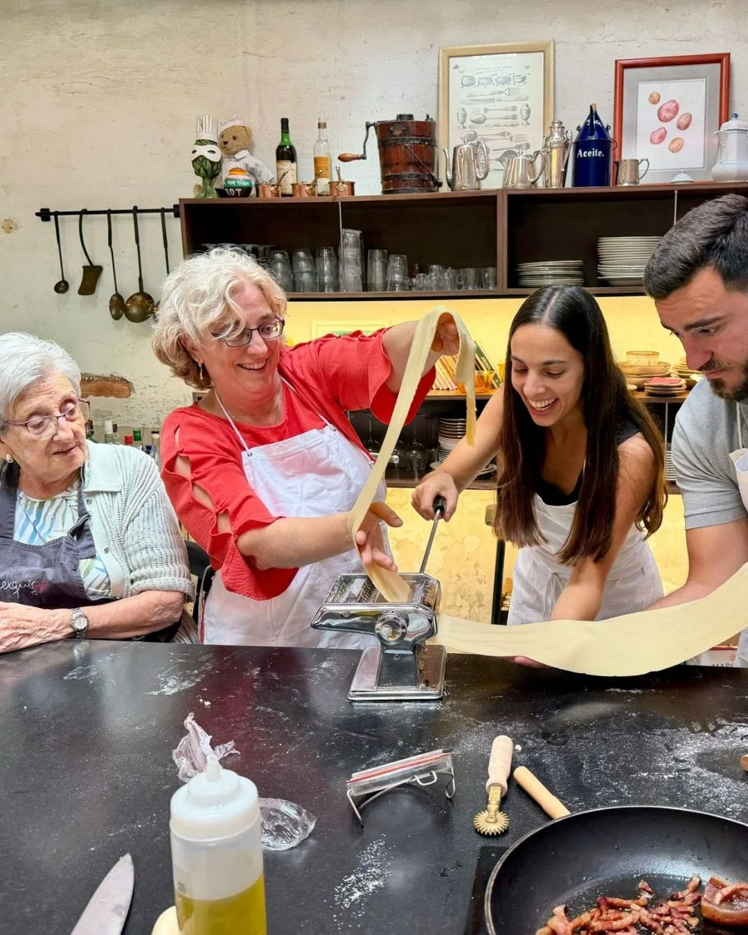 Un aire a _____ evento en familia

Una mesa llena, harina por todas partes, todas las generaciones y soplar velas. As&iacute; fue este evento privado celebrado entre familia 🤍✨

Y es que nos encanta crear experiencias donde la comida es solo la excu