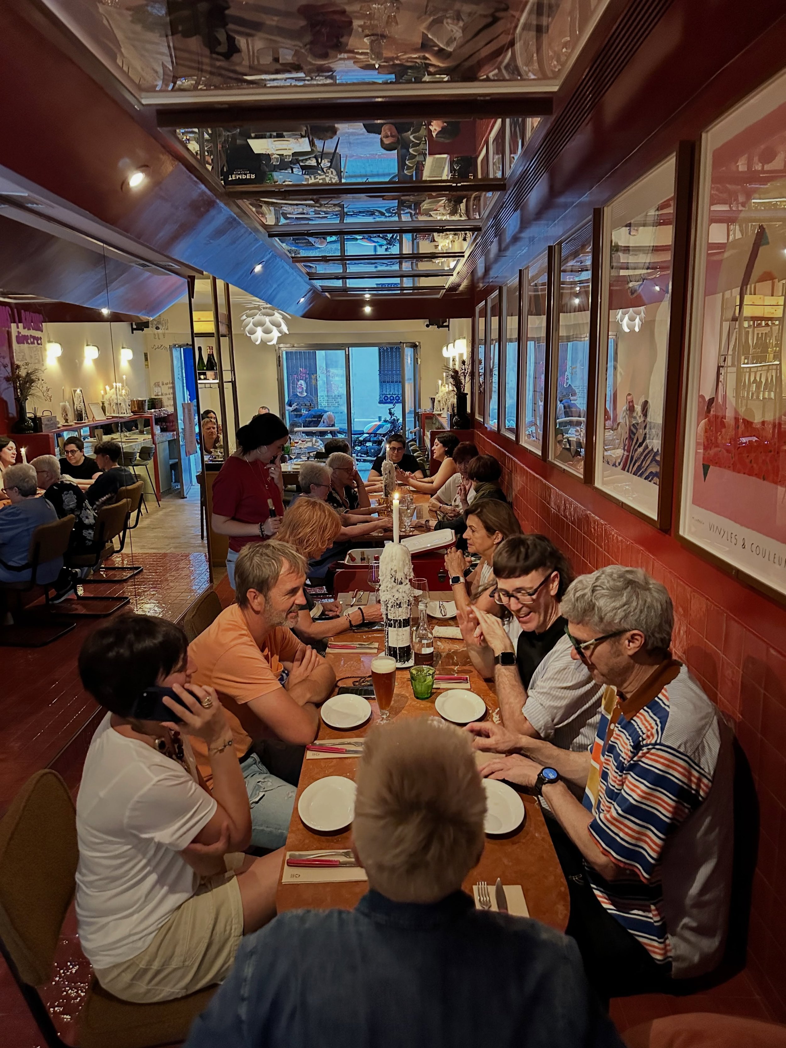 Ahir vam tornar a demostrar que els dimecres tamb&eacute; poden ser especials.

Bons vins, bikinis acabats de sortir de cuina, m&uacute;sica en directe i una sala plena de gent amb ganes de compartir taula.

Gr&agrave;cies a tots els que vau venir a 