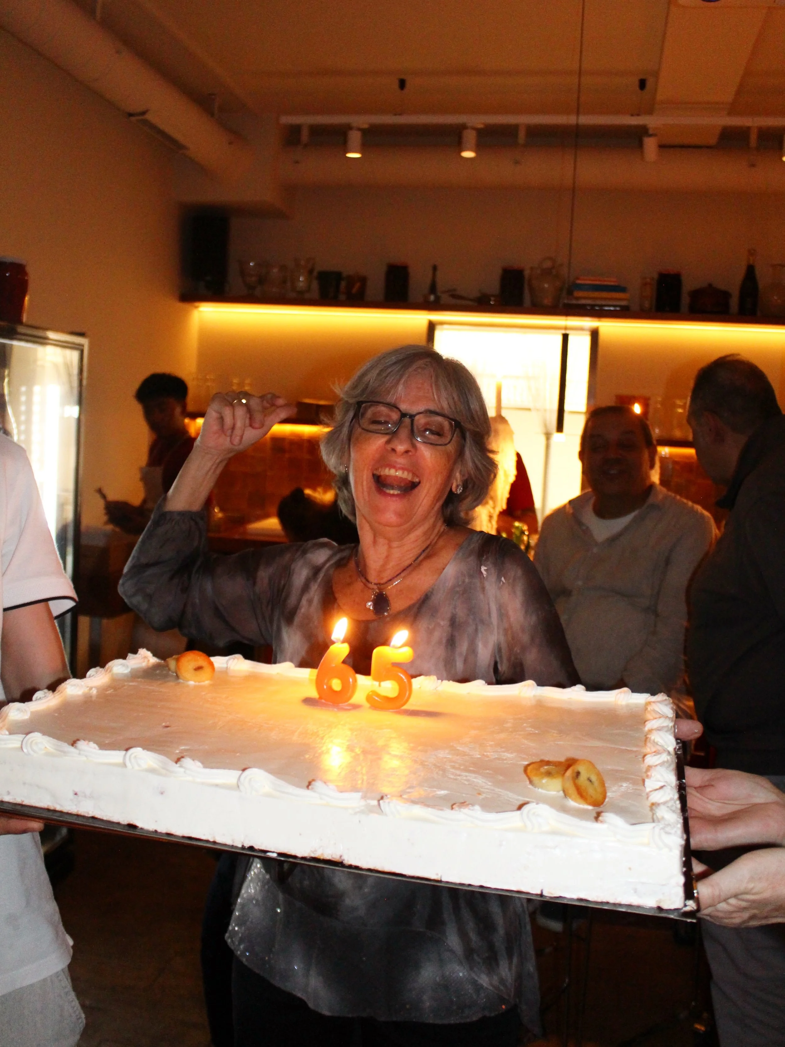 Hay excusas para montar un buen sarao. Y luego est&aacute; cumplir 65! 💃🏽🎂🥂✨🫶🏼

&iquest;Se viene una celebraci&oacute;n? T&uacute; pon la excusa, que del resto nos encargamos nosotros 💌