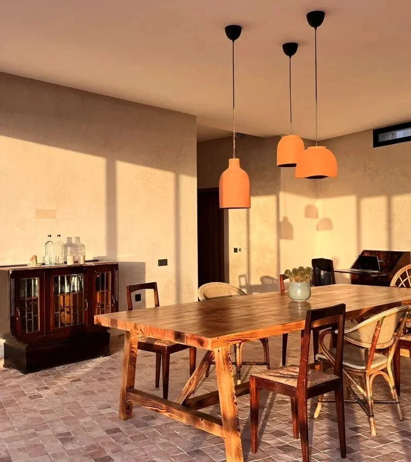 Comedor con una mesa grande de madera para compartir las comidas.