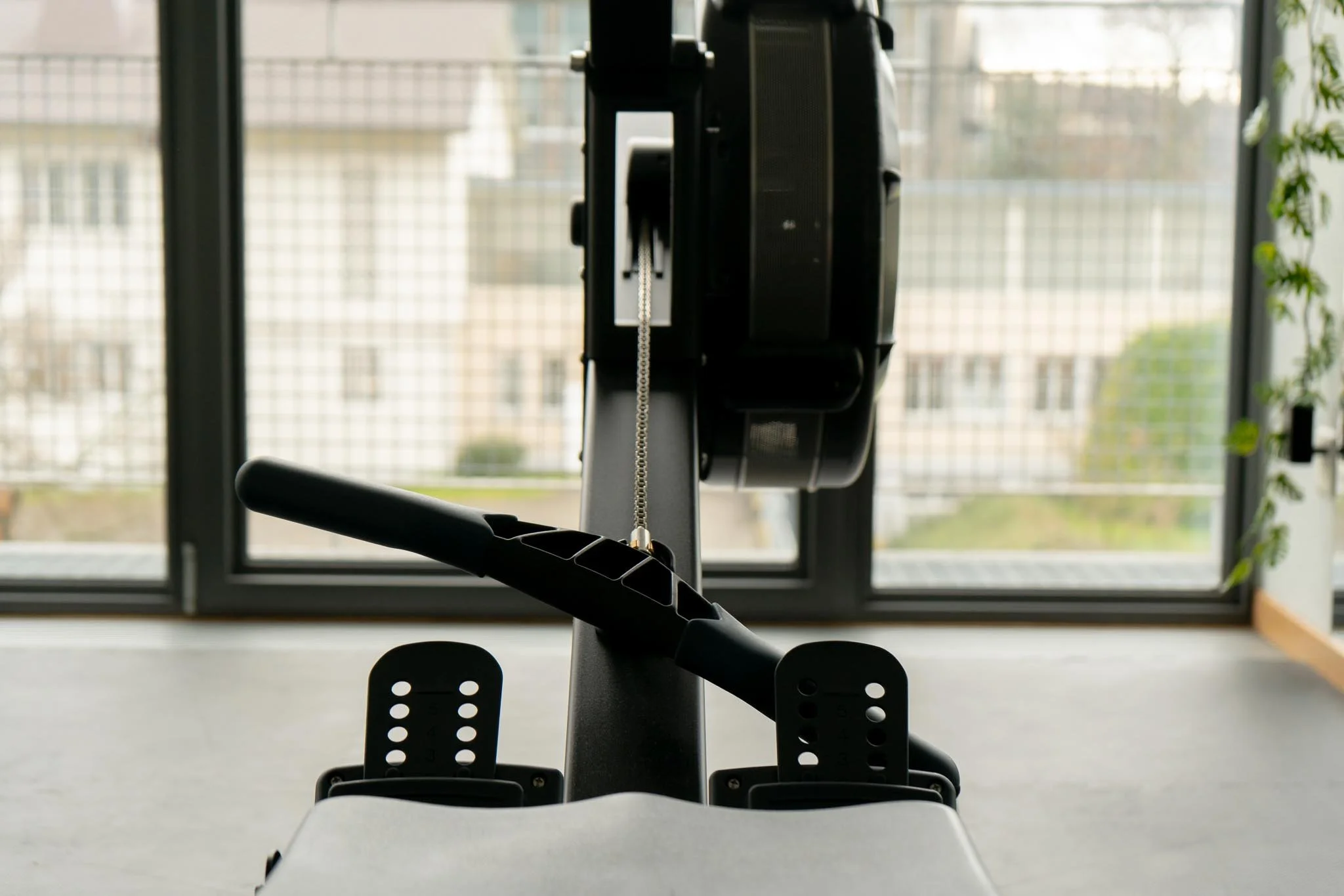 Vélo d'appartement en intérieur avec fenêtres en arrière-plan