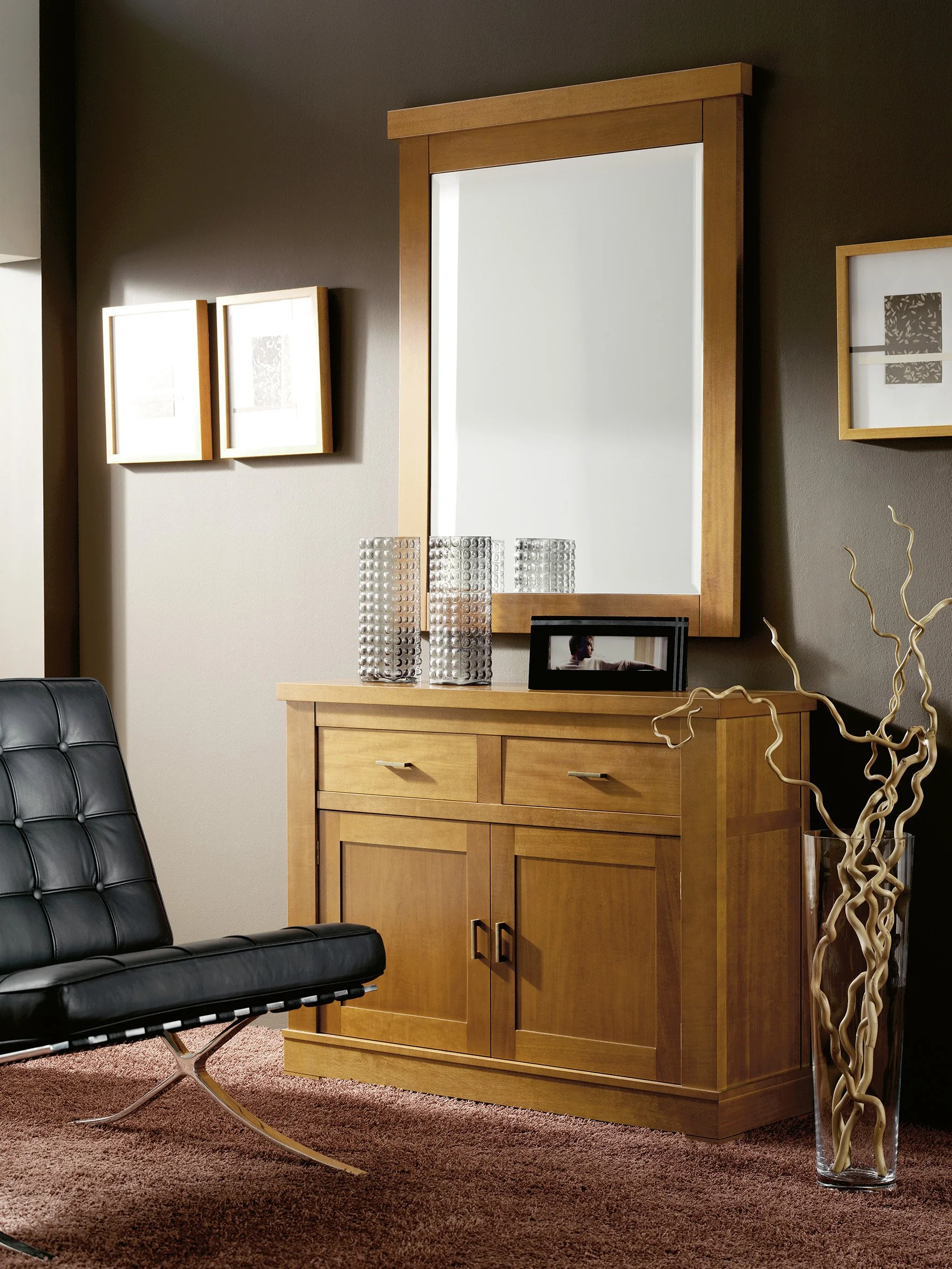 Zeitlose Kommode aus Buchenholzfurnier