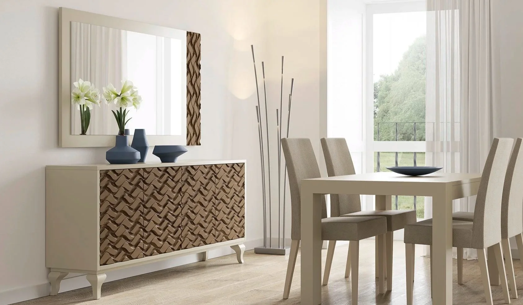Modernes Esszimmer mit weißem Tisch, vier beige Stühlen, einer schwarzen Schale, einem weißen Sideboard mit Holzdekor, Wandspiegel, Vase mit weißen Blumen, Stehleuchte und großer Fensteransicht im Hintergrund.