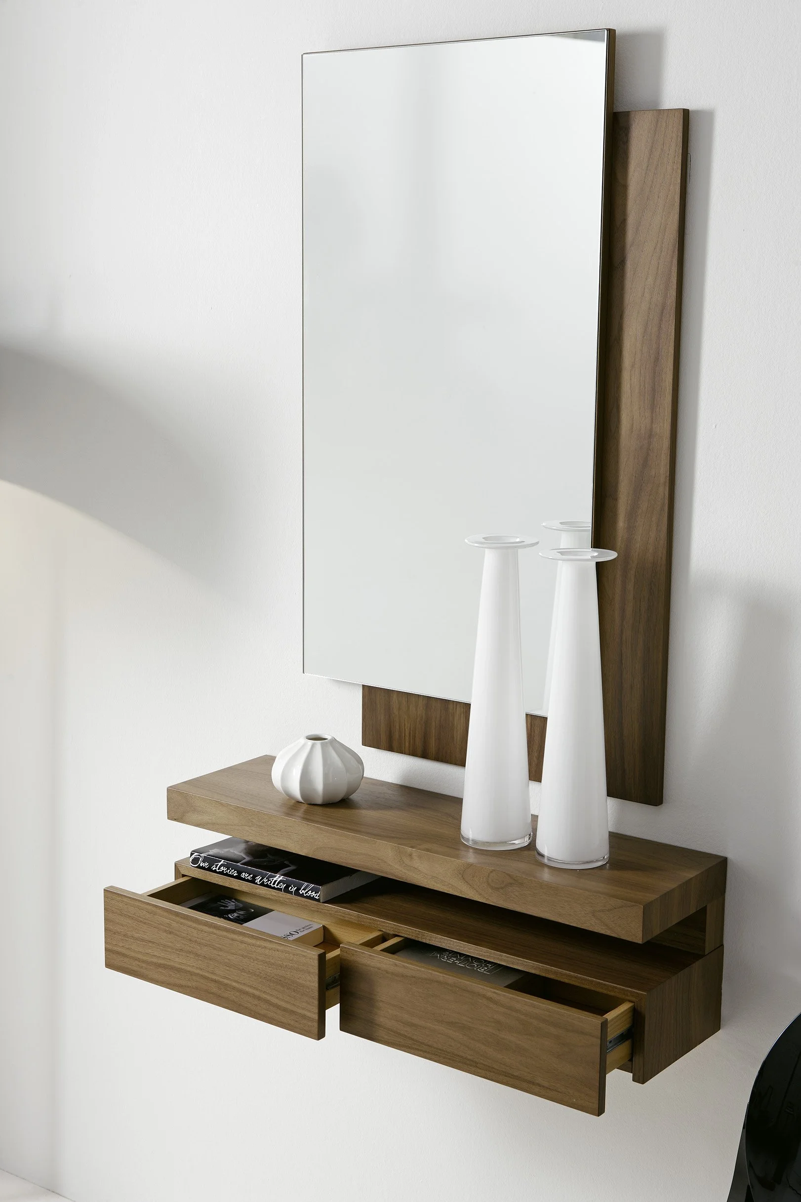 Minimalistische Dielenkonsole mit Push-System