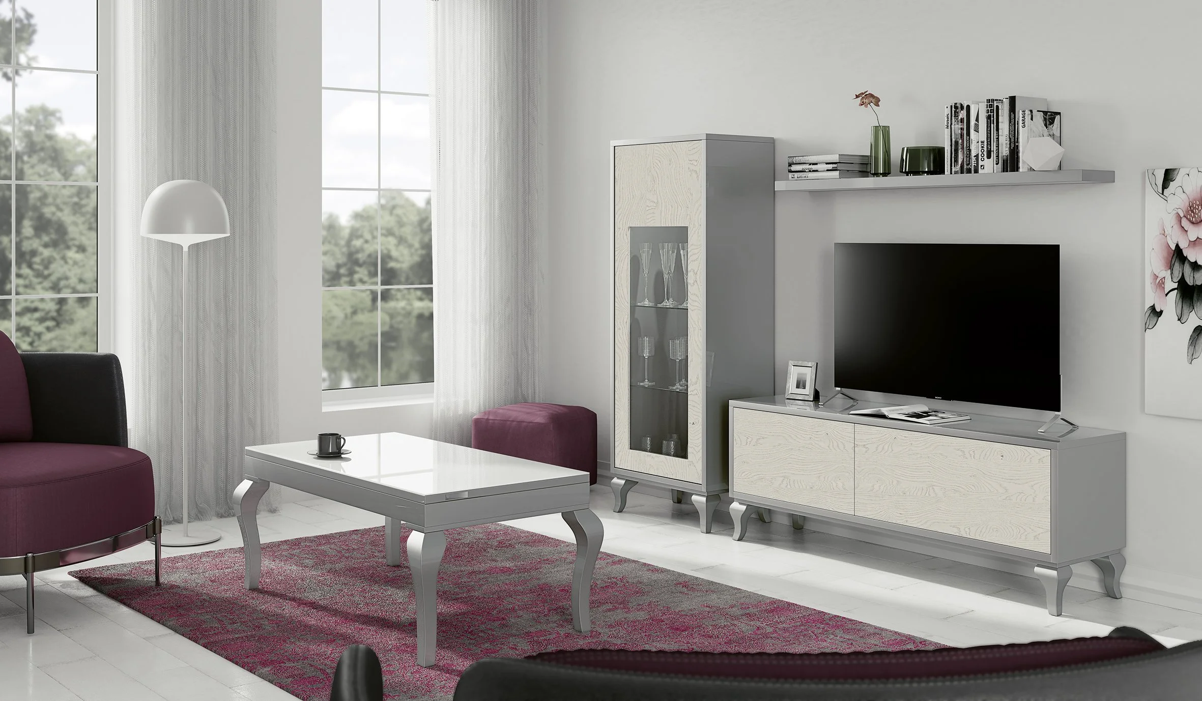 Modernes Wohnzimmer mit weißen Wänden, großen Fenstern, grauem TV-Unterhaltungszentrum, Glaswasserschrank, rotem Teppich, schwarzen und roten Sitzmöbeln, weißen Vorhängen, einem weißen Couchtisch und Dekorationsgegenständen auf den Regalen.
