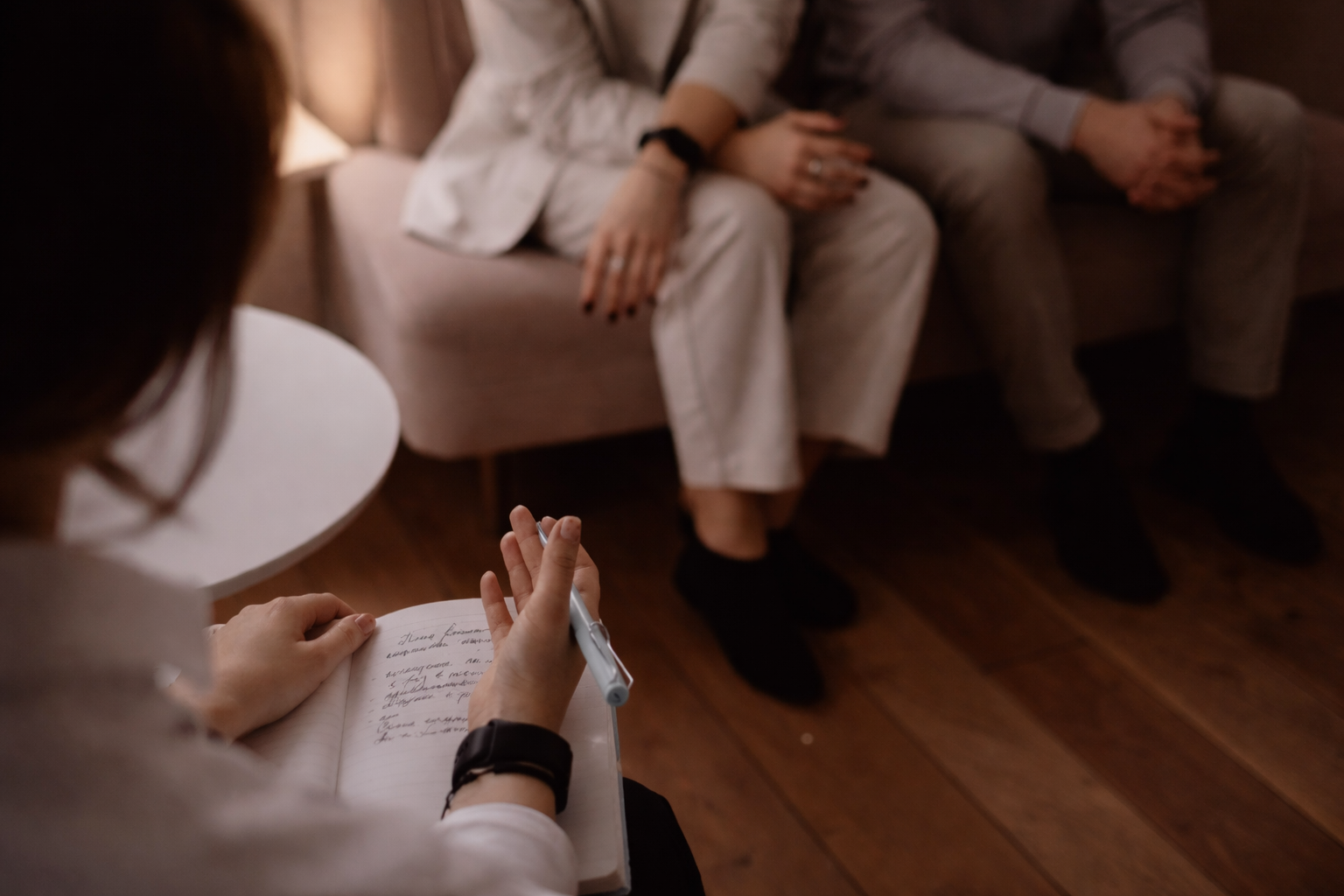 La terapia di coppia è uno spazio protetto in cui i partner possono ascoltarsi e ritrovare un dialogo autentico.
