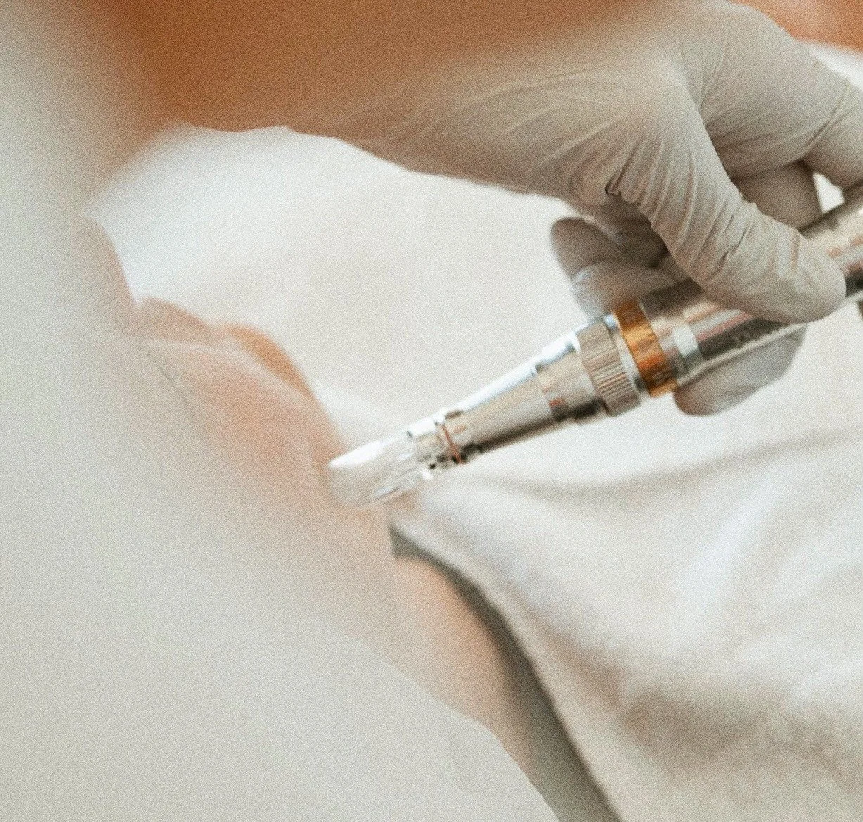 läheltä otettu kuva käsivarteen injektion antamisesta sairaanhoitajan tai lääkärin toimesta, joka käyttää käsineitä