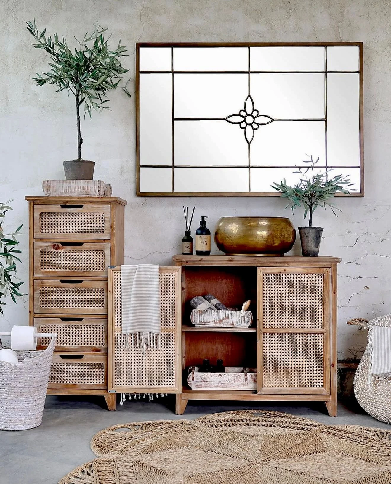 Ein rustikaler Wohnraum mit Holzkommoden, Pflanzen und Spiegel in industriellem Stil.