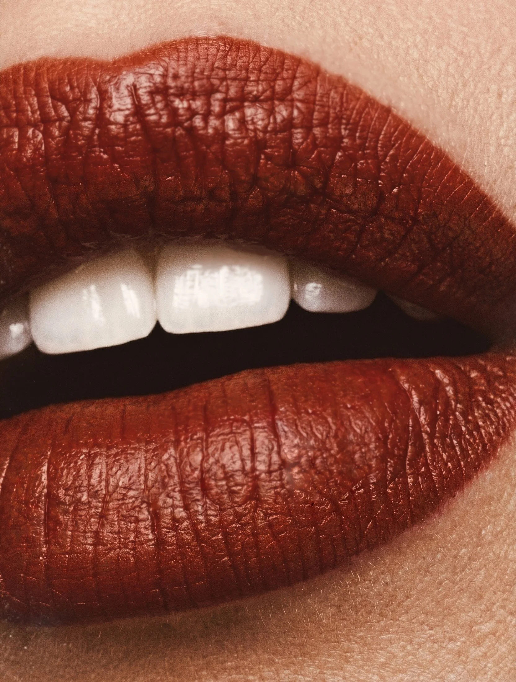 Glossy_lipstick_on_lips_2K_20261016003343.jpg
