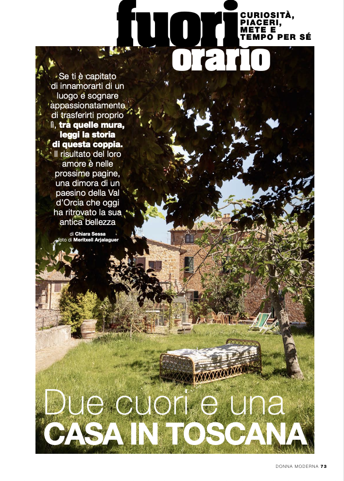Imagen de un patio con césped, un árbol con sombra, y una cama de hierro con colchón, en un entorno de casas de piedra antiguas en Toscana. Texto superpuesto en italiano y español, incluyendo titulares y una cita sobre el amor y la historia en Toscan