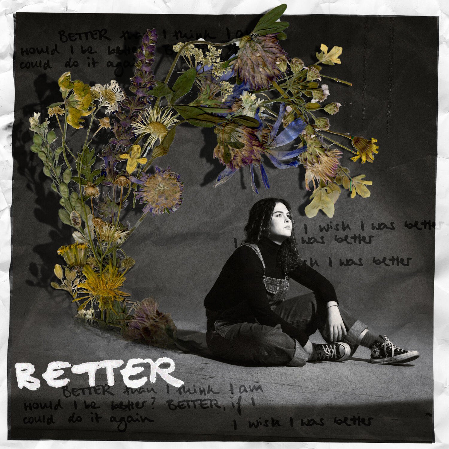 Schwarz-Weiß-Foto einer jungen Frau, die auf dem Boden sitzt, mit einer großen Collage von bunten, getrockneten Blumen und Pflanzen überlagert ist. Im Hintergrund handgeschriebene Texte wie 'Better' und 'I wish I was better' sind sichtbar.
