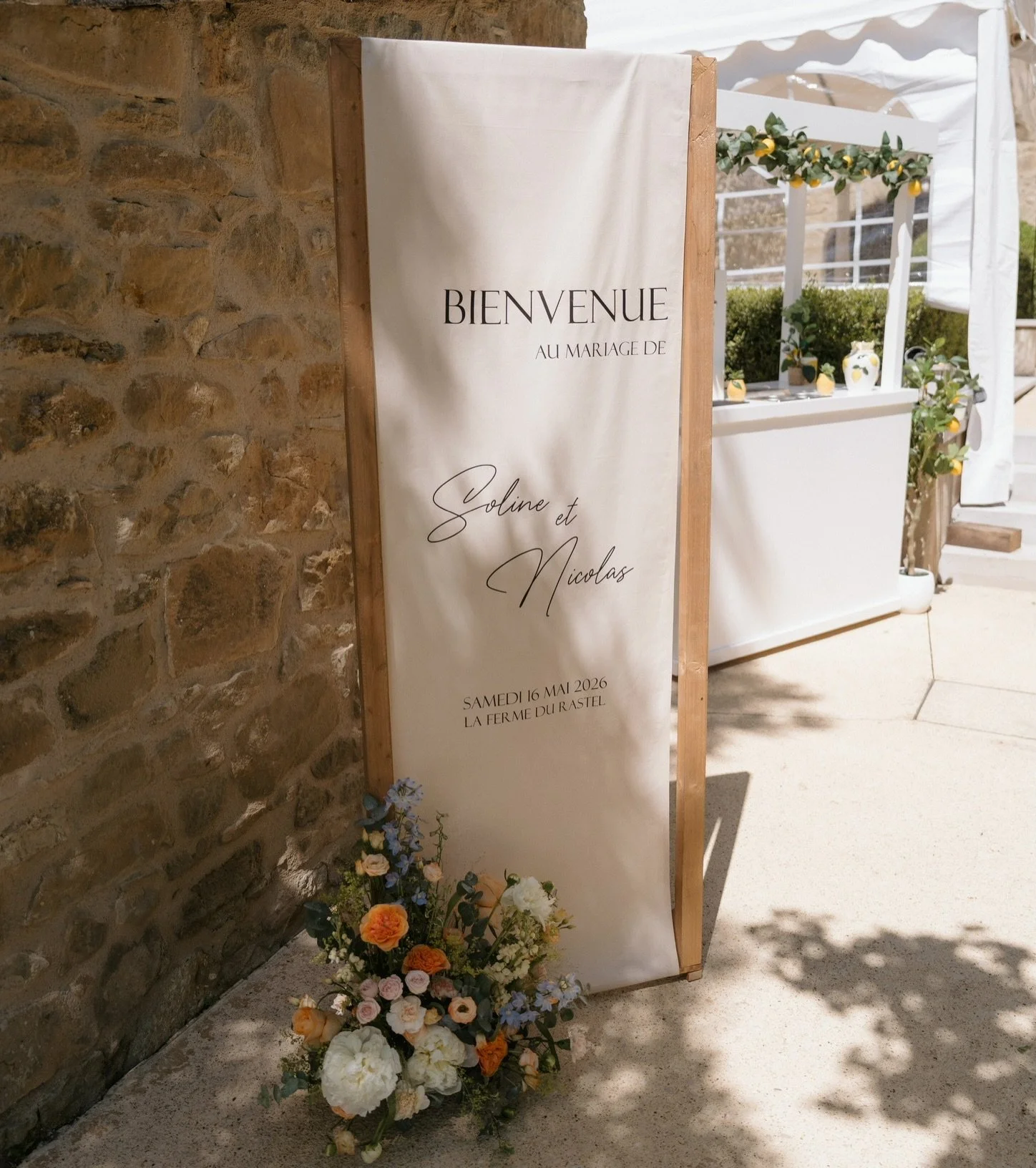✨ Retour sur le mariage de S &amp; N &ndash; 16 mai 2026 ✨

La d&eacute;licatesse se cache souvent dans les d&eacute;tails : un panneau de bienvenue en tissu, la lumi&egrave;re douce des bougies LED et quelques fleurs d&eacute;licatement dispos&eacut