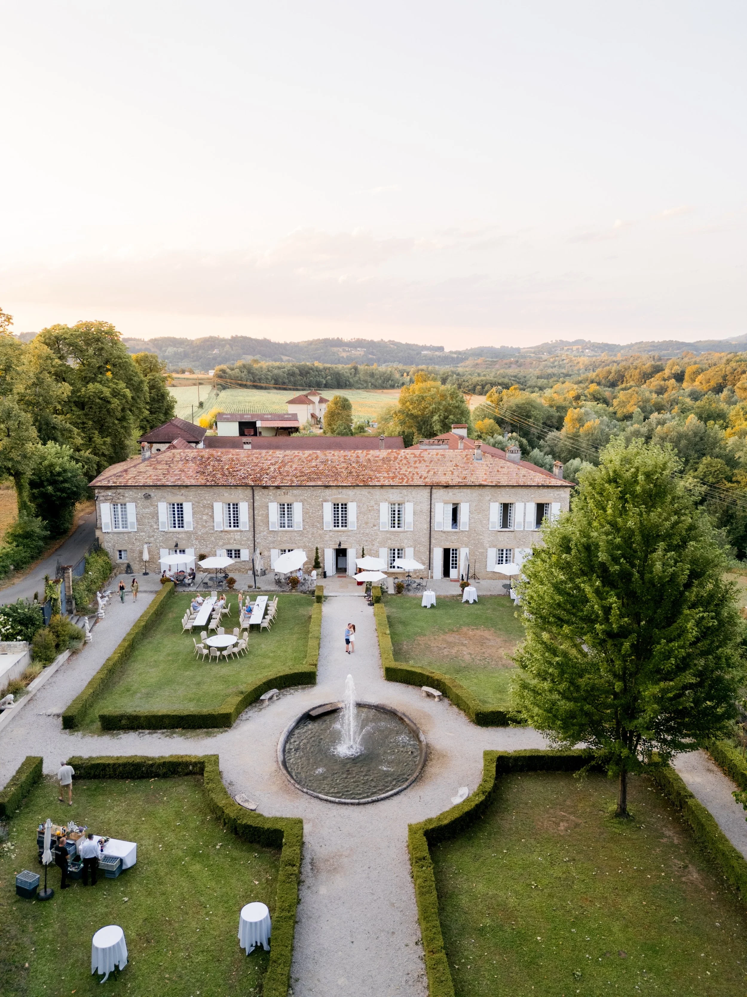 Un premier soir pour donner le ton ✨

Au @domaine_de_la_chartrogniere , le welcome dinner imagin&eacute; pour ce mariage r&eacute;unissait convivialit&eacute;, &eacute;l&eacute;gance et d&eacute;tails soigneusement choisis.

Une sc&eacute;nographie p