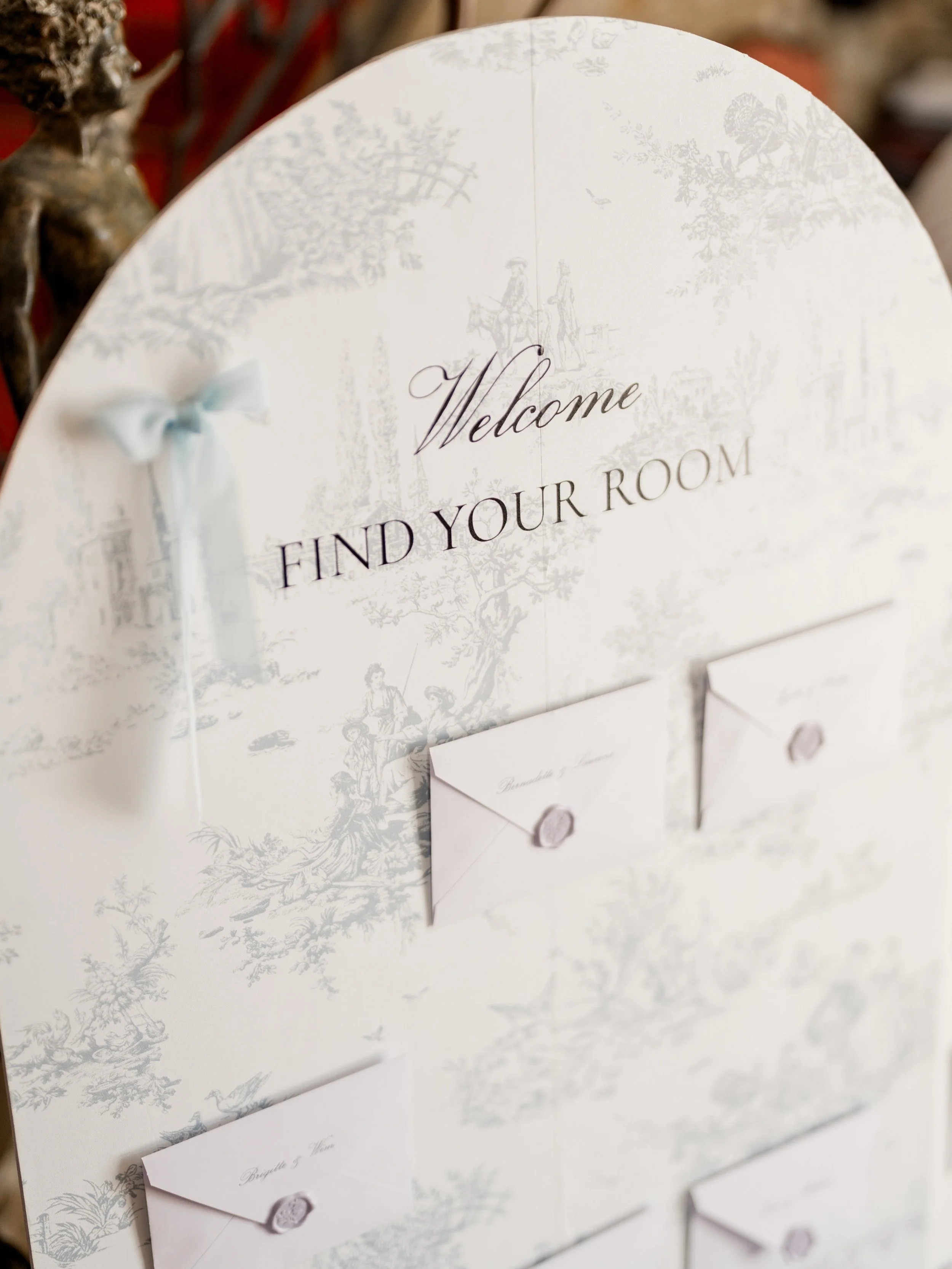 Un accueil pens&eacute; jusque dans les moindres d&eacute;tails ✨

Pour ce mariage, chaque invit&eacute; retrouvait son nom et celui de sa chambre dans une enveloppe personnalis&eacute;e, r&eacute;unie sur un panneau en toile de Jouy bleu pastel.

Un