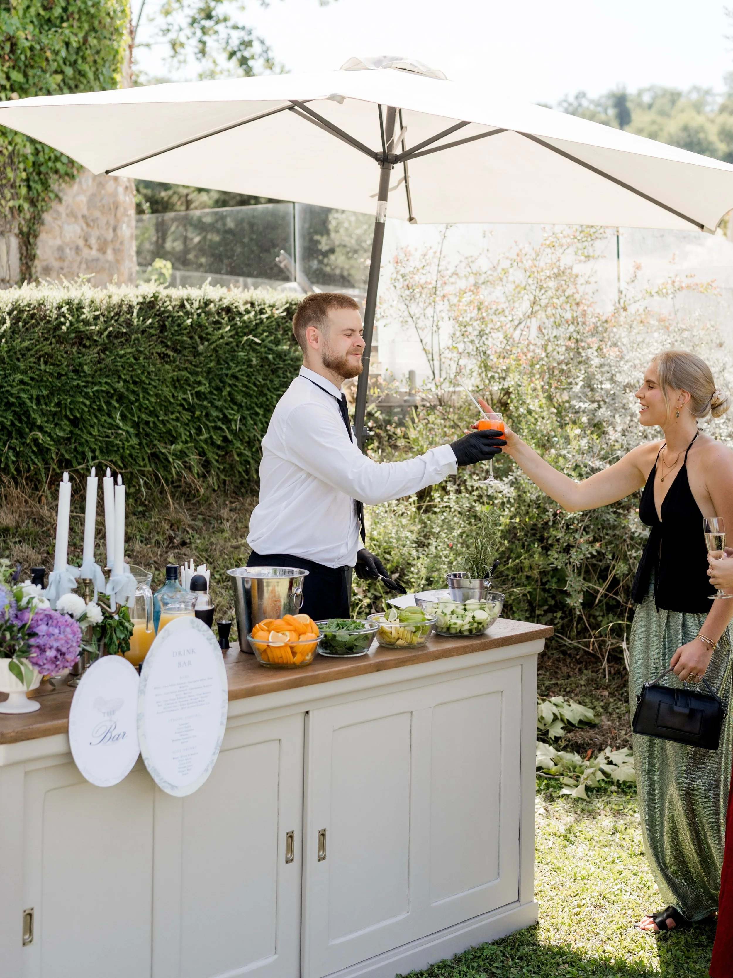 Un comptoir, une carte de cocktails imagin&eacute;e sur mesure et une direction artistique pens&eacute;e dans les moindres d&eacute;tails &hellip;✨ 

Pour ce mariage destination , chaque &eacute;l&eacute;ment a &eacute;t&eacute; imagin&eacute; pour a