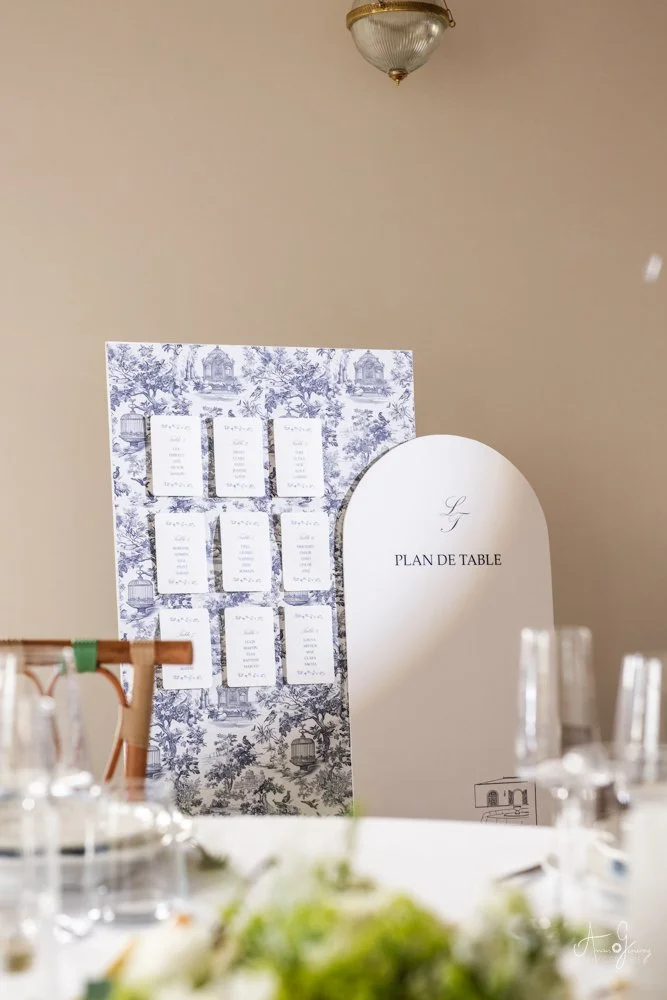 Plan de table pour un événement, avec une fiche nom et une ambiance élégante.