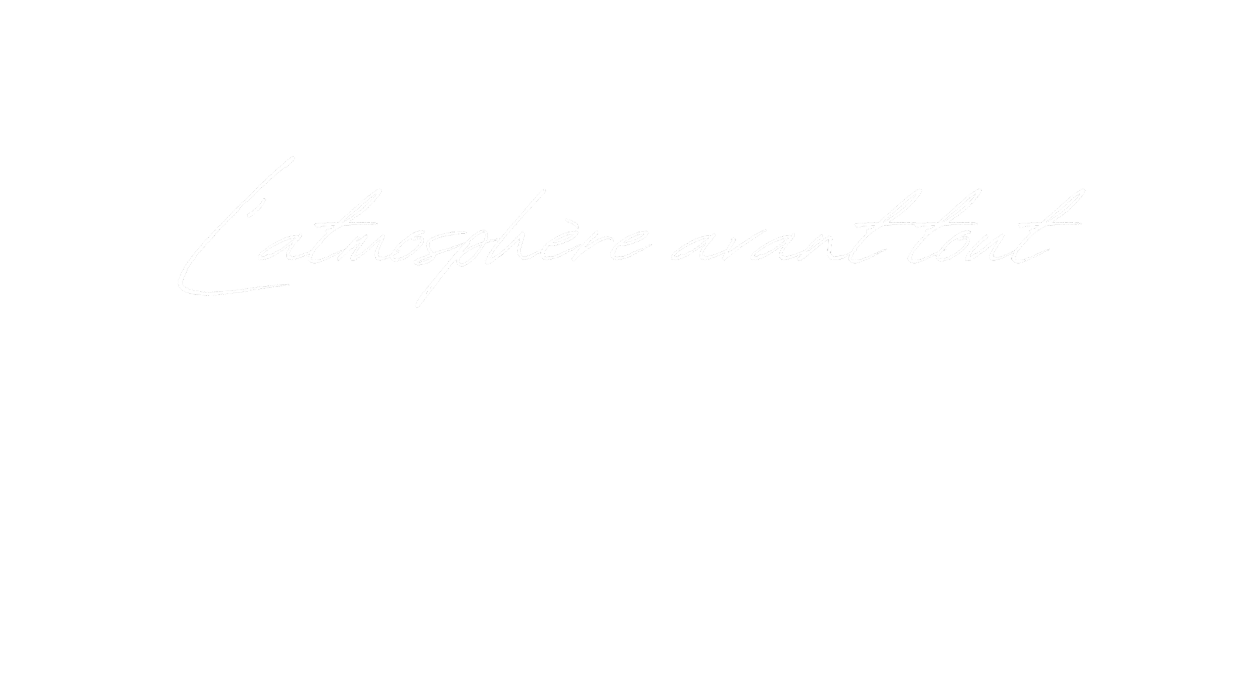 Mot en cursive blanc : 'L'atmosphère avant tout' sur fond noir.