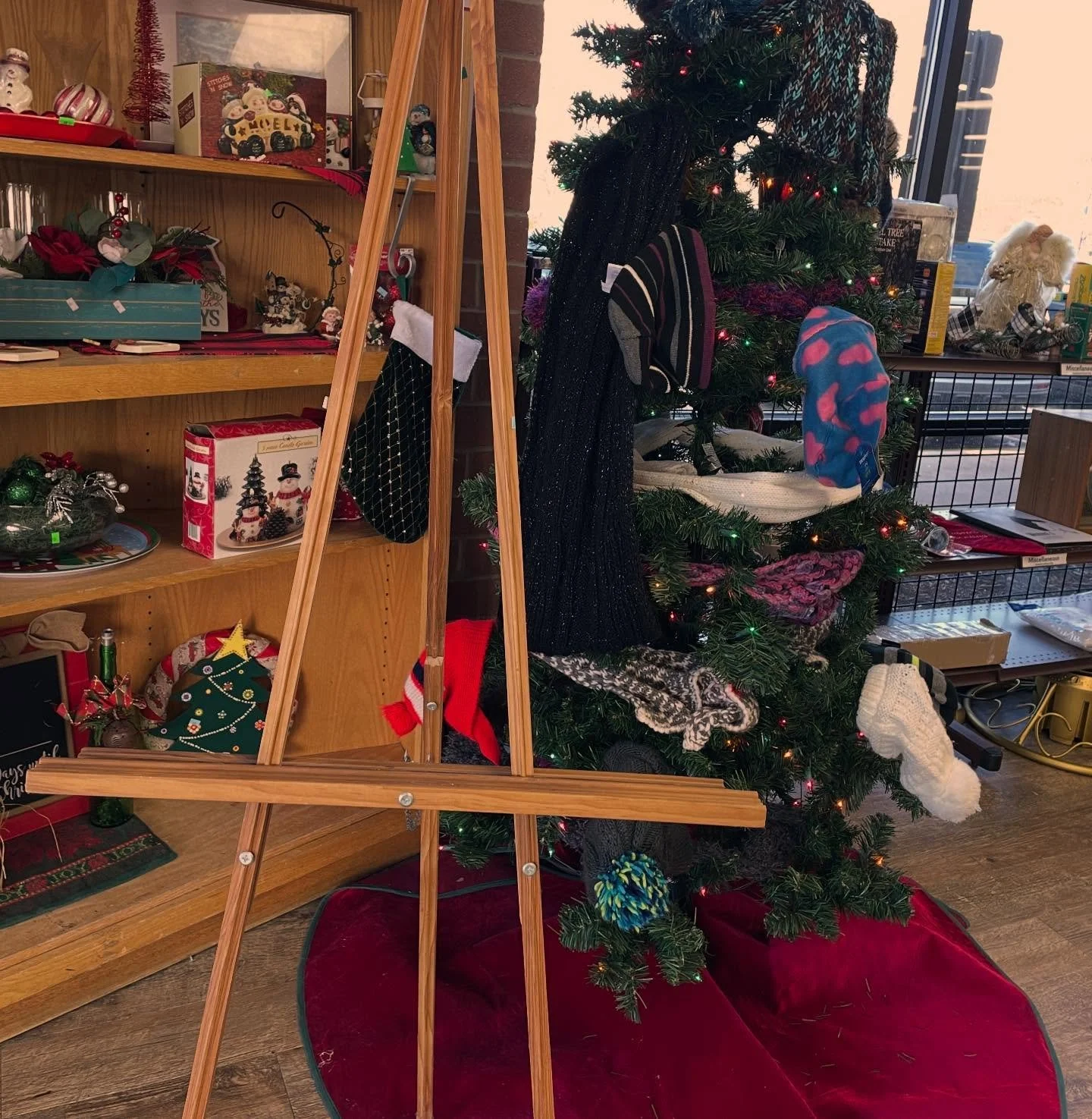 Our Goodwill purchase of the day #woodeneasel #goodwillfinds