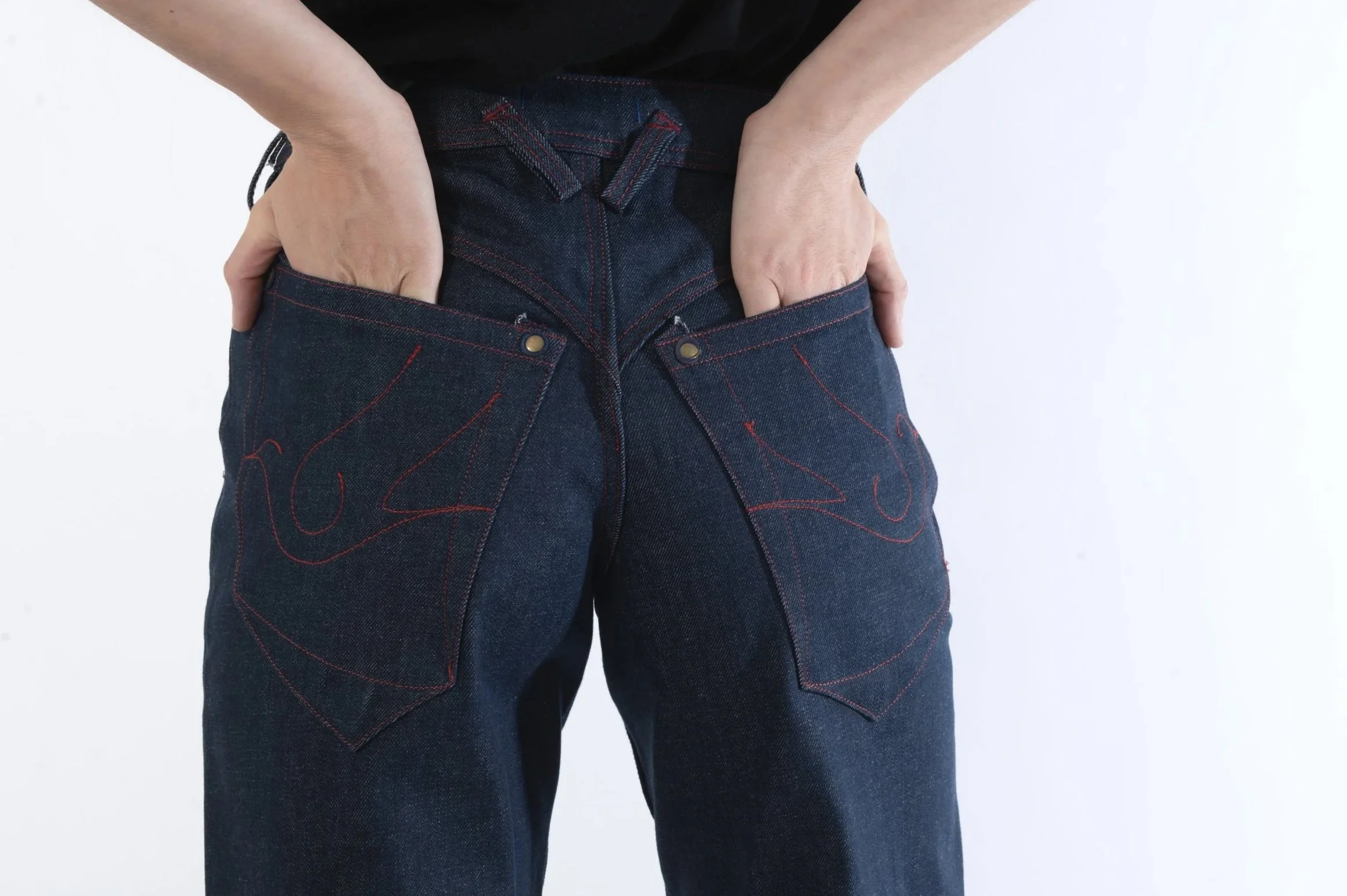 jean-droit-unisexe-denim-detail-poches.jpg