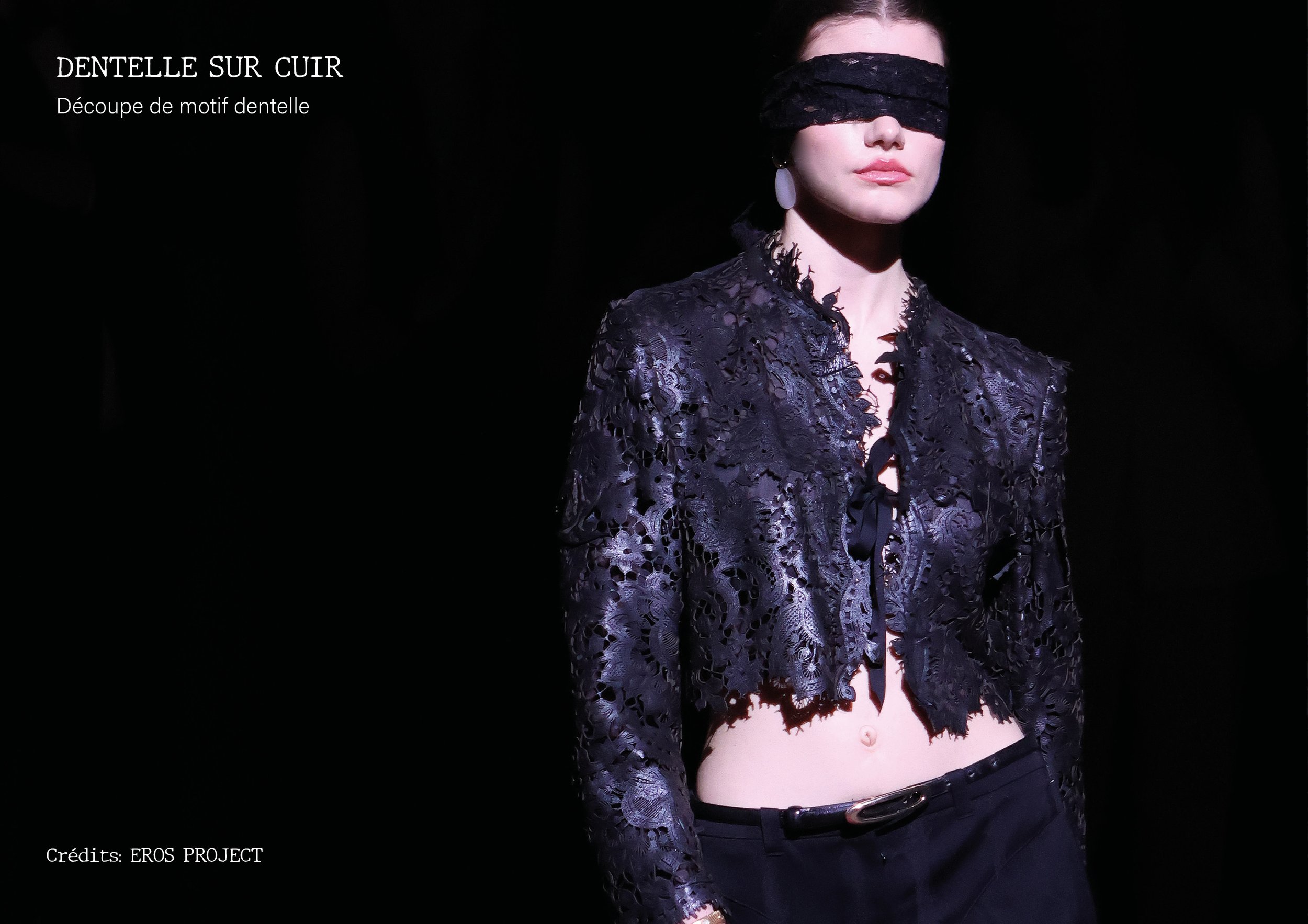 Une femme porte un haut en dentelle noire sur le corps, avec ses yeux couverts par un bandeau en dentelle noire. La photo est prise sur un fond noir.