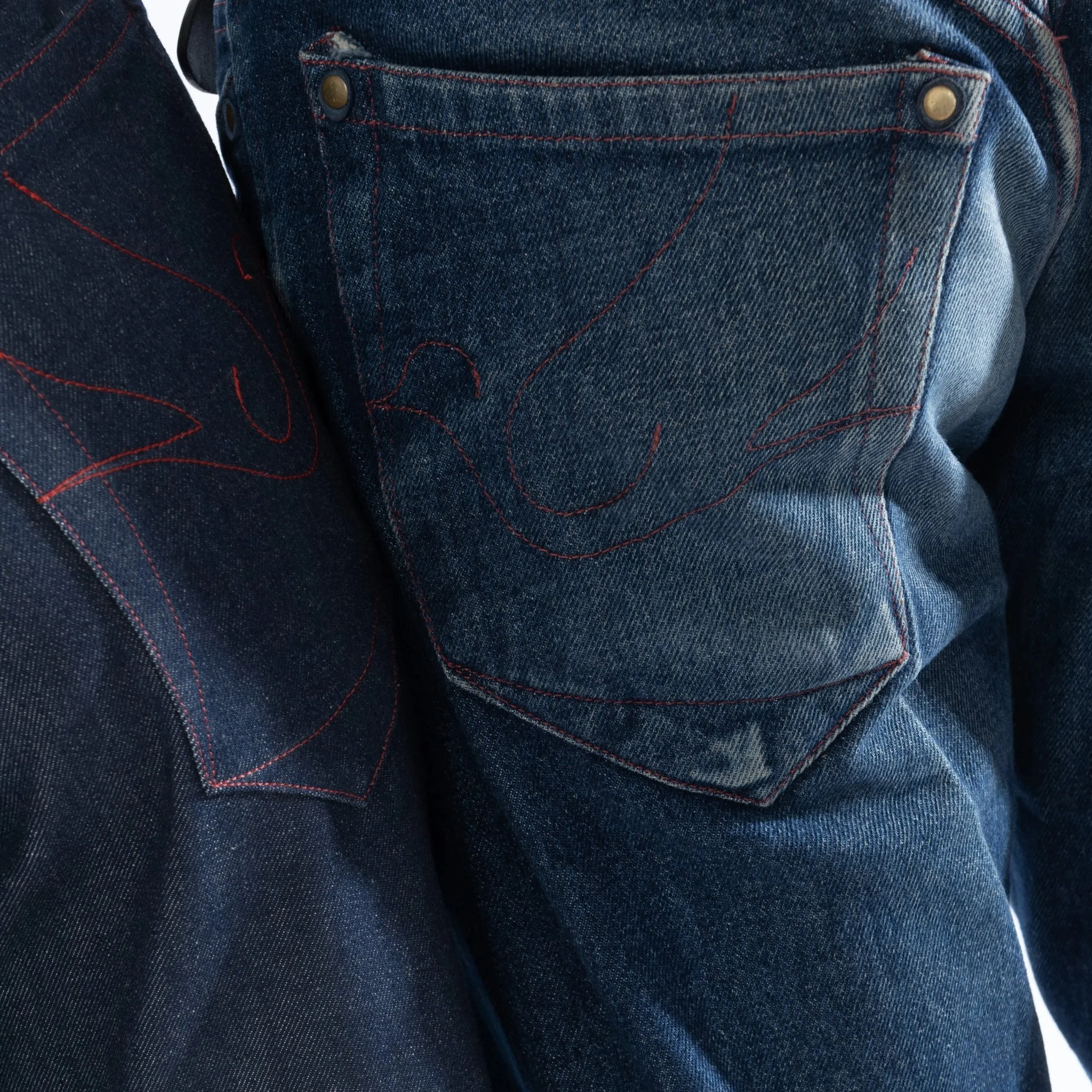 jean-droit-unisexe-denim-rivets-laiton-detail-oiseau-plexi.jpg