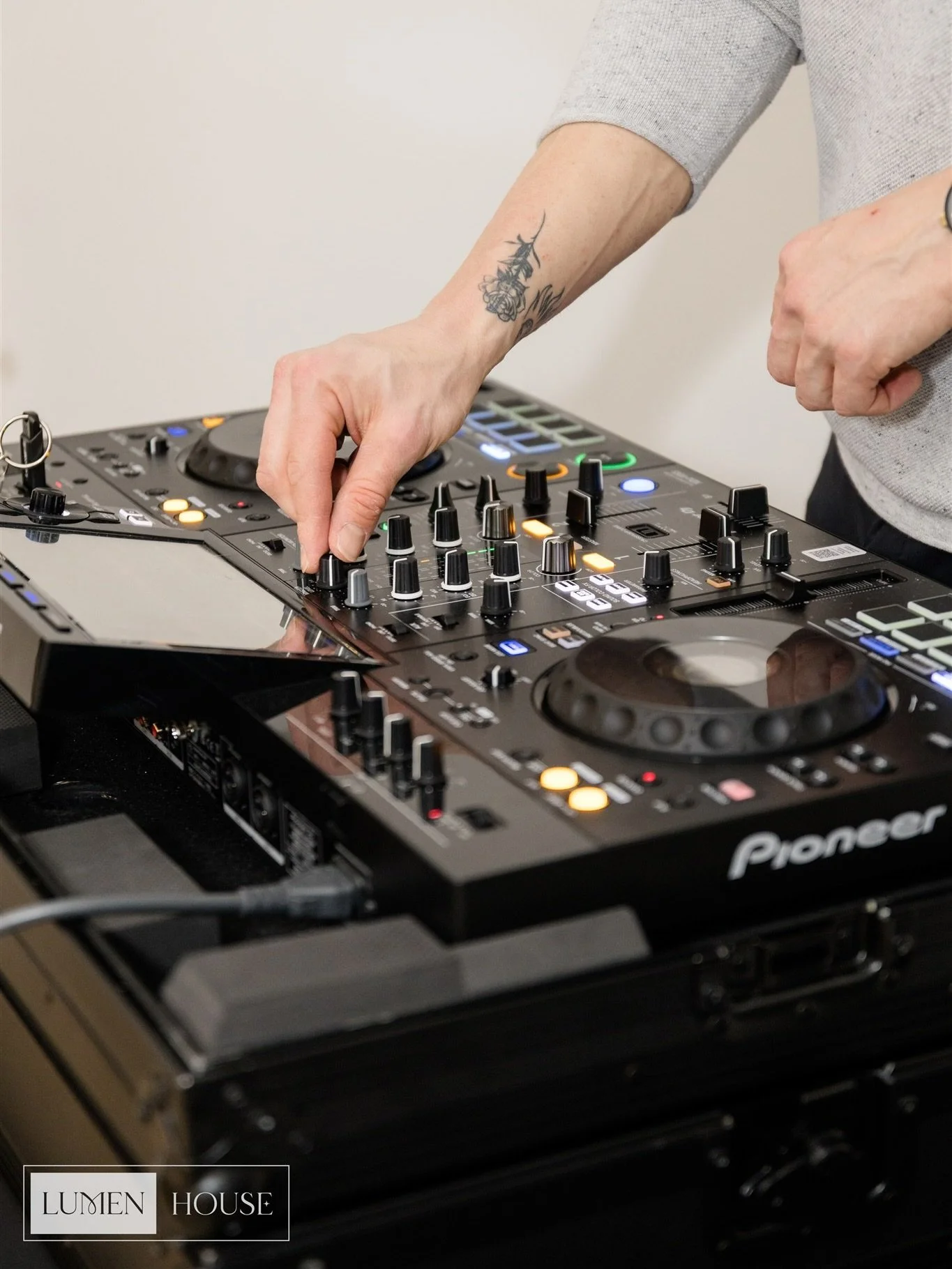 ✨The energy, the conversations, the movement, the music - these photos capture exactly what an event at Lumen House can feel like: warm, creative, connected, and effortlessly elevated.
From the curated vignettes in The Beacon to the cozy flow of The 