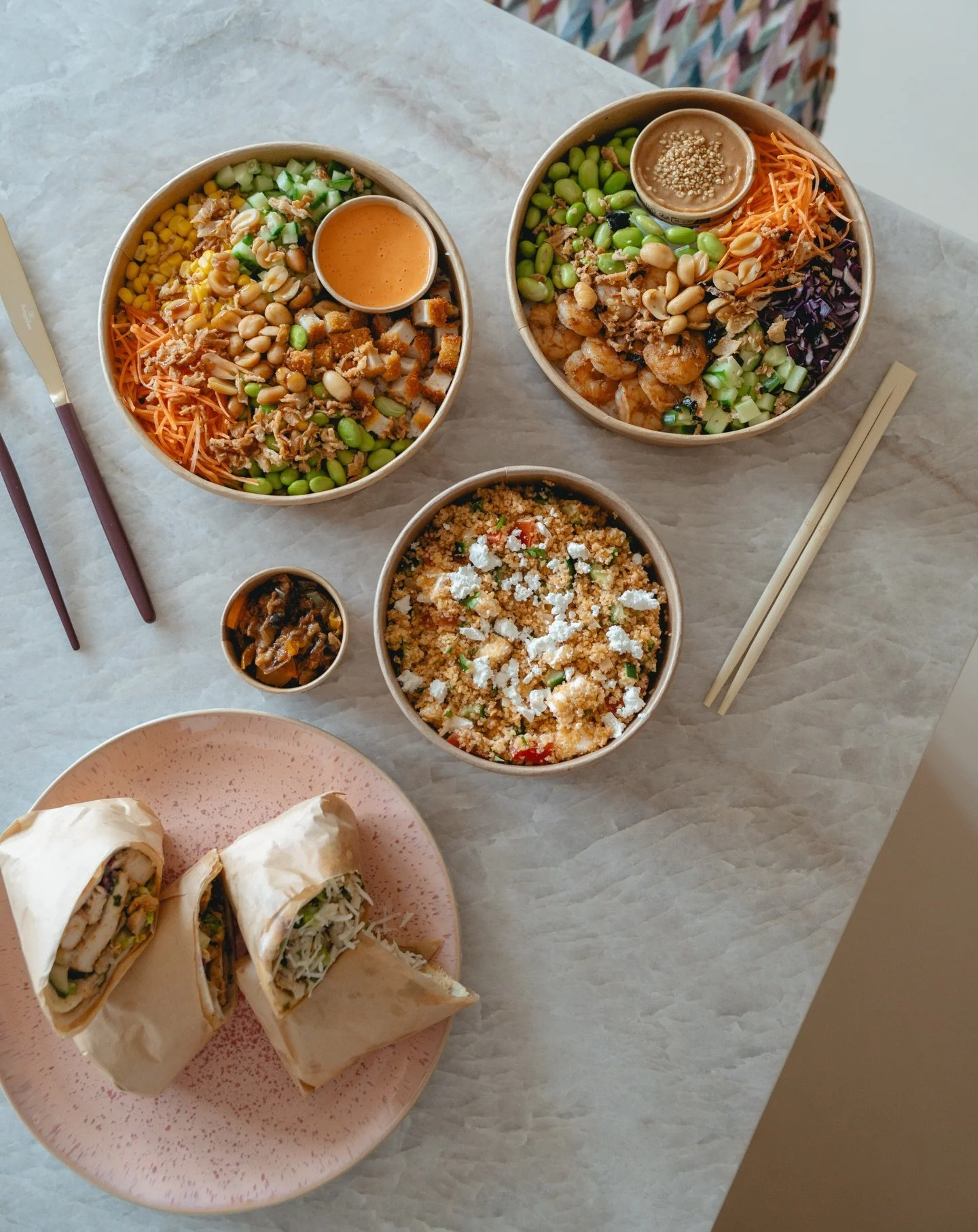 Roots x Dinee 🥙🌱🌯

Bahar van Dinee verzorgt het eten bij ons in de studio &ndash; en geloof ons: het is heerlijk! Samen met haar hebben we ieder gerecht met zorg samengesteld, helemaal in lijn met waar wij voor staan: gezonde, pure en voedzame maa