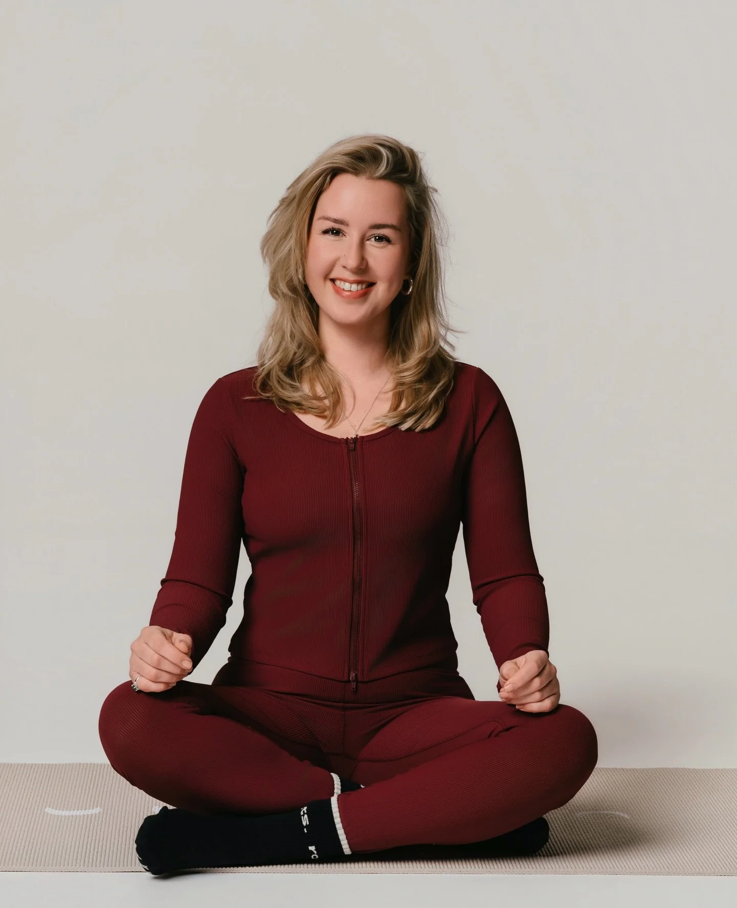 Meet TEAM YOGA &hearts;️🧘🏼&zwj;♀️

Naast Pilates bieden we ook een zorgvuldig samengestelde selectie yogalessen aan. Yoga ondersteunt niet alleen je lichaam, maar ook je mentale welzijn. Het is zoveel meer dan alleen rekken en strekken; het brengt 