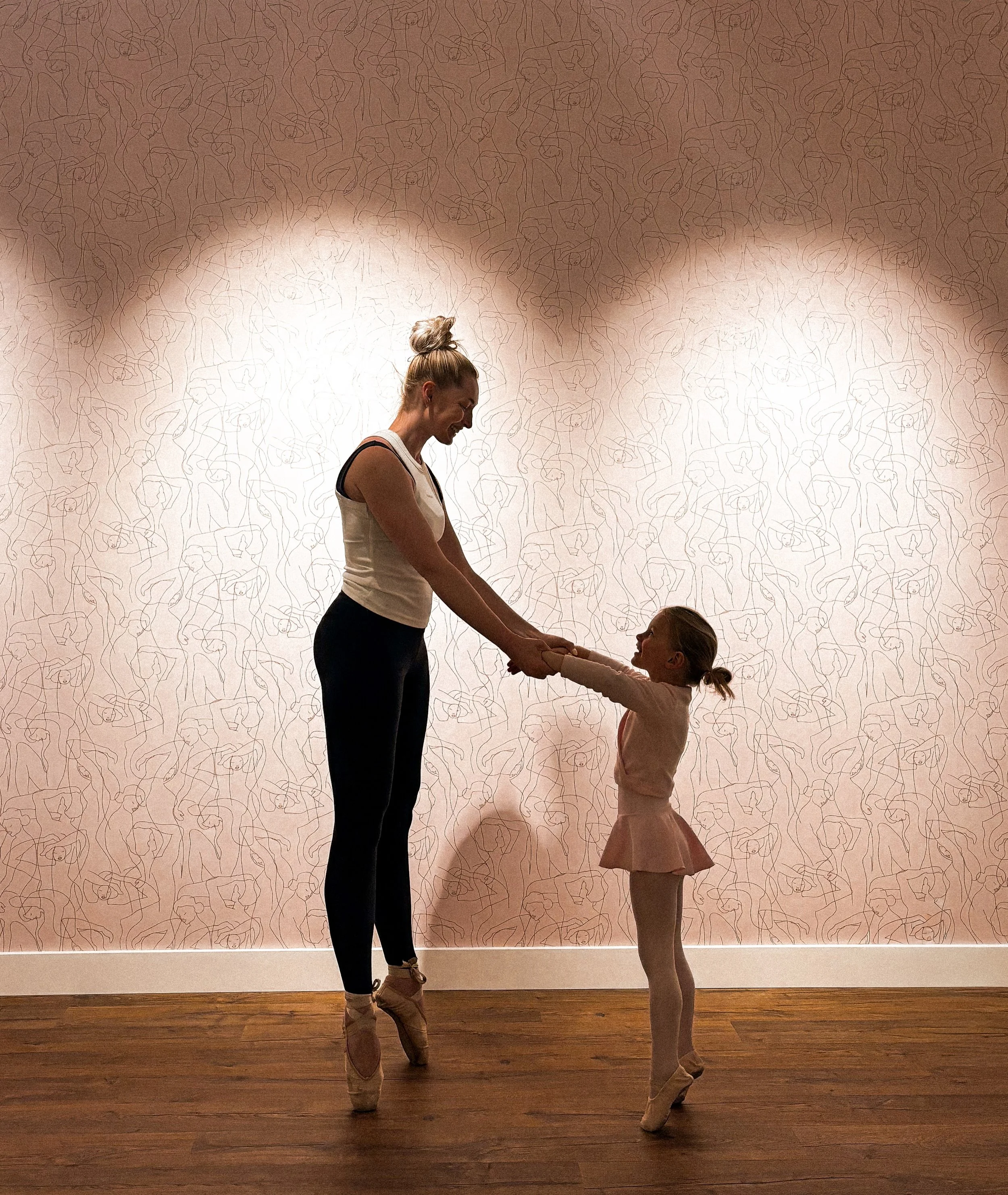 Vanaf woensdag 13 mei is het zover, eindelijk! Ballet les voor de allerkleinsten! We kunnen niet wachten. Juf Renate en juf Lauren staan klaar!😍

De lessen zijn voor nu op onderstaande tijden:

🩰 Woensdag van 11 tot 11:45 uur voor kinderen van 2 t/
