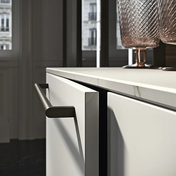 Antares Cucine AS10 Easy / Easy Plus Italian modern white kitchen cabinet detail with sleek dark handle and marble-effect countertop, available at ArkNova Interiors in Paphos, Cyprus