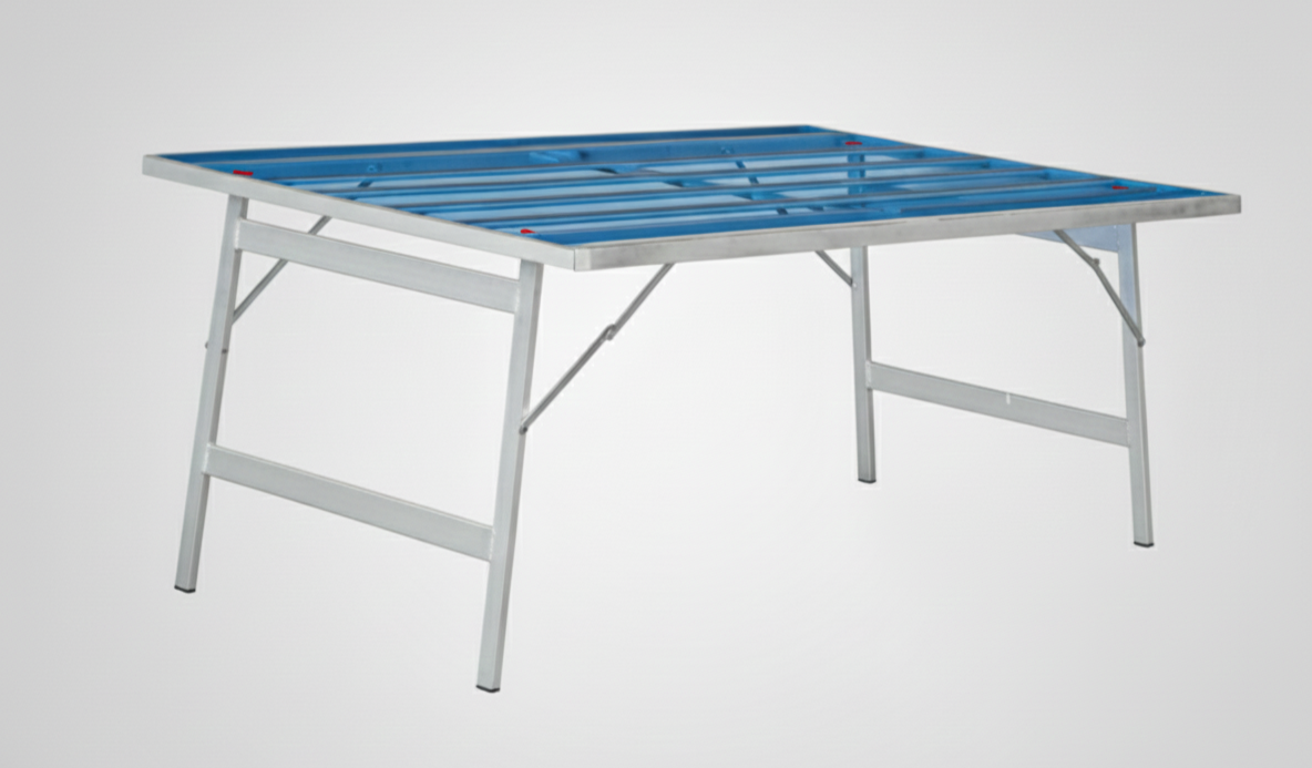 Mesita plegable de aluminio con estructura metálica y superficie de rejilla con vitroresina azul