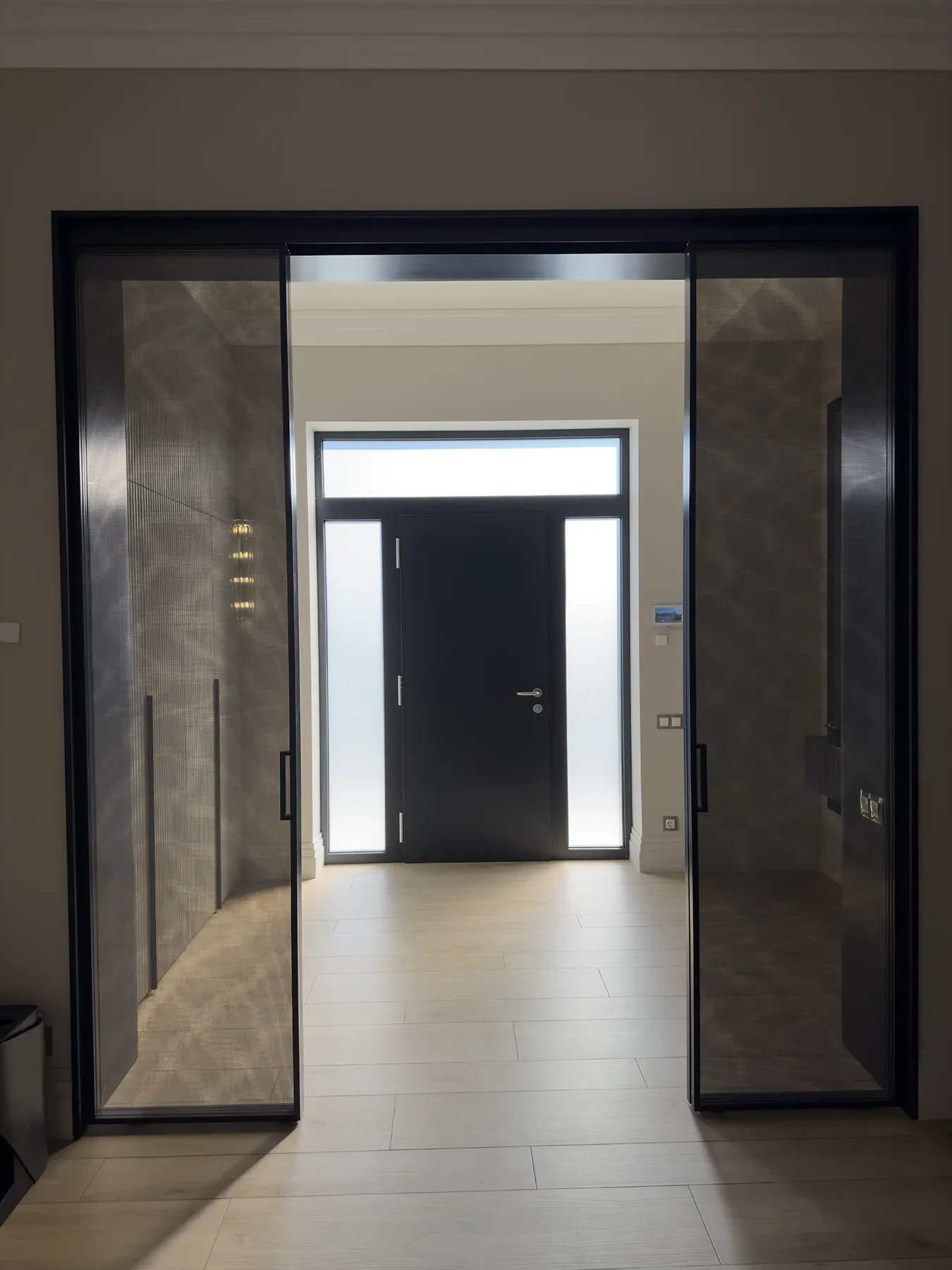 Hall_Photo_Enter_Door_2.webp